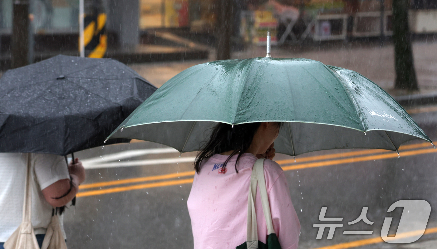 (전주=뉴스1) 유경석 기자 = 17일 전북 전주시 효자로에서 우산을 쓴 시민들이 발걸음을 재촉하고 있다. 2025.9.17/뉴스1