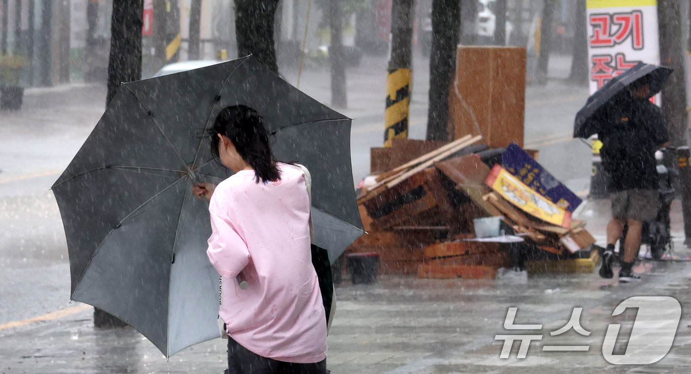 (전주=뉴스1) 유경석 기자 = 17일 전북 전주시 효자로에서 우산을 쓴 시민들이 발걸음을 재촉하고 있다. 2025.9.17/뉴스1