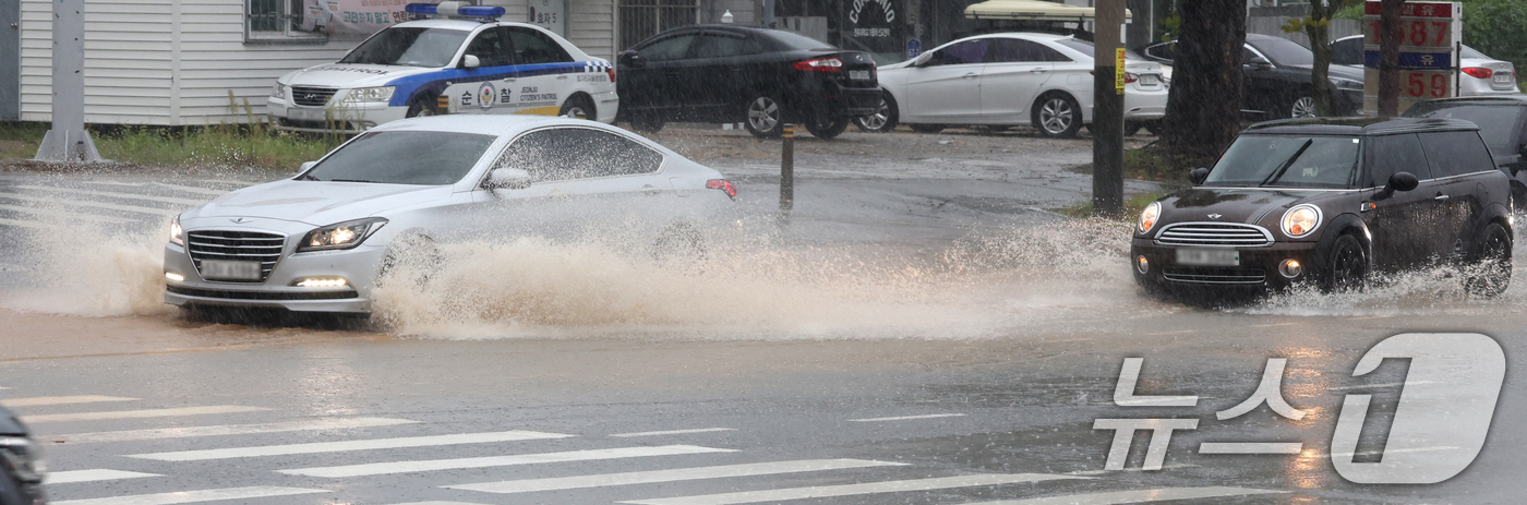 (전주=뉴스1) 유경석 기자 = 17일 전북 전주시 효자로에서 폭우로 인해 도로에 물이 차오르고 있다. 2025.9.17/뉴스1