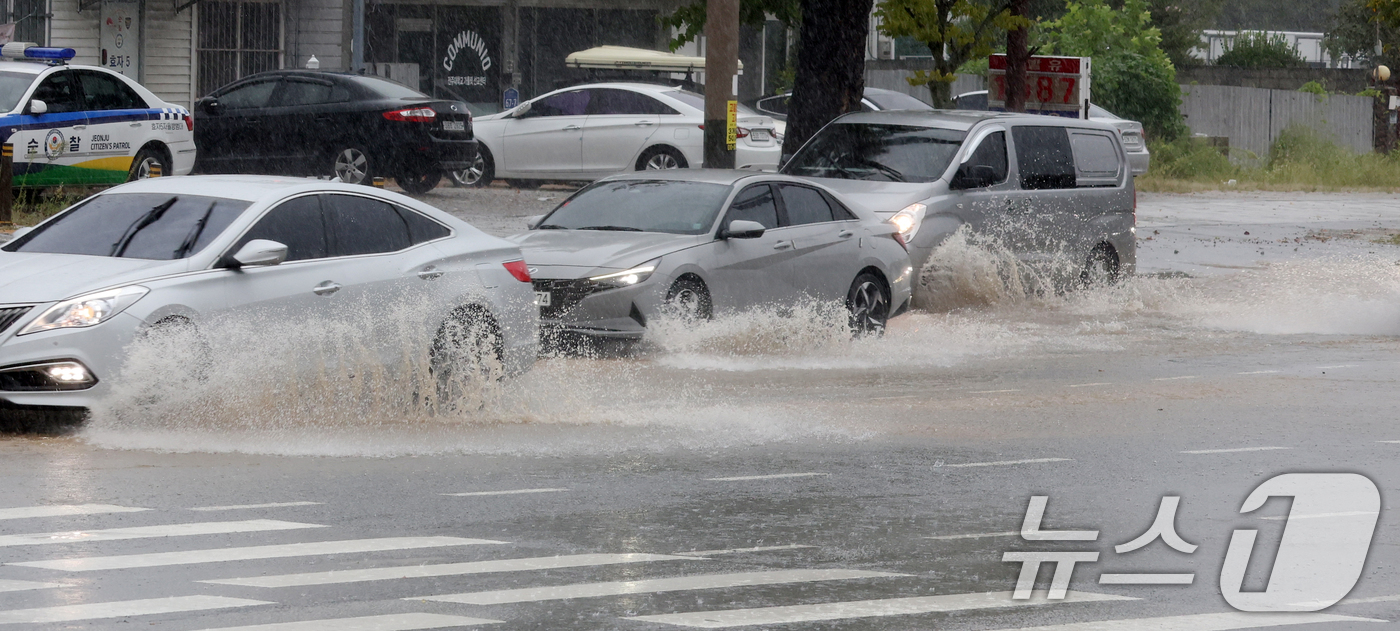 (전주=뉴스1) 유경석 기자 = 17일 전북 전주시 효자로에서 폭우로 인해 도로에 물이 차오르고 있다. 2025.9.17/뉴스1