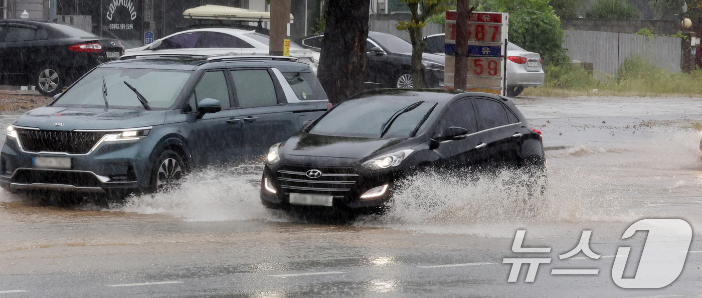 (전주=뉴스1) 유경석 기자 = 17일 전북 전주시 효자로에서 폭우로 인해 도로에 물이 차오르고 있다. 2025.9.17/뉴스1