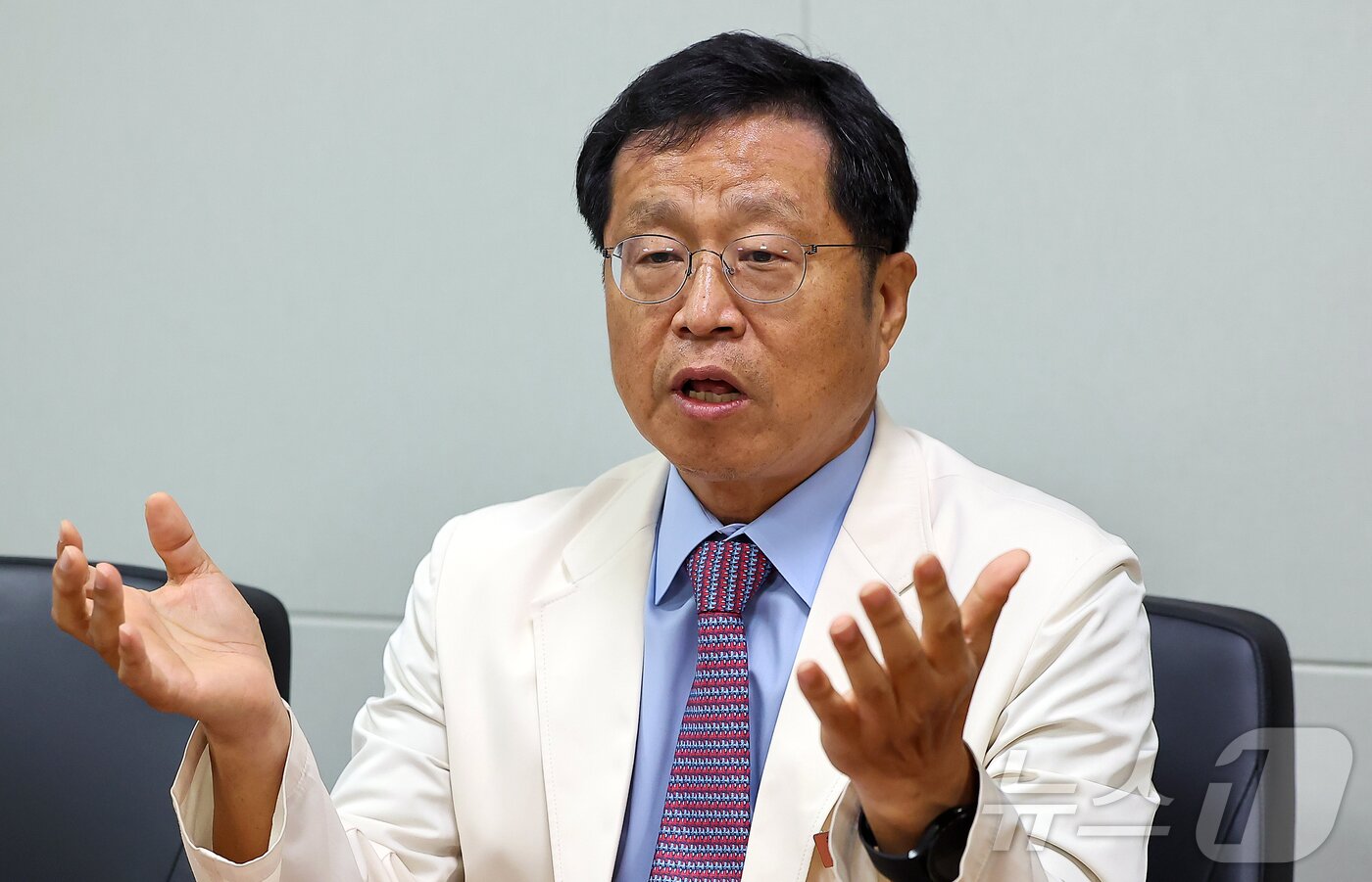 본문 이미지 - 이우용 삼성서울병원 암병원장이 17일 서울 강남구 삼성서울병원에서 뉴스1과 인터뷰를 앞두고 포즈를 취하고 있다. 2025.9.17/뉴스1 ⓒ News1 김진환 기자