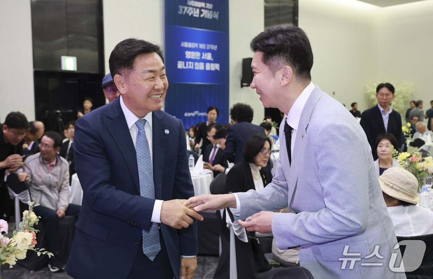 본문 이미지 - 17일 서울올림픽파크텔 올림피아홀에서 '서울올림픽 개최 37주년 기념식'이 열린 가운데 김관영 전북지사(왼쪽)와 유승민 대한체육회장이 인사를 나누고 있다.(전북도 제공. 재판매 및 DB금지)/뉴스1 