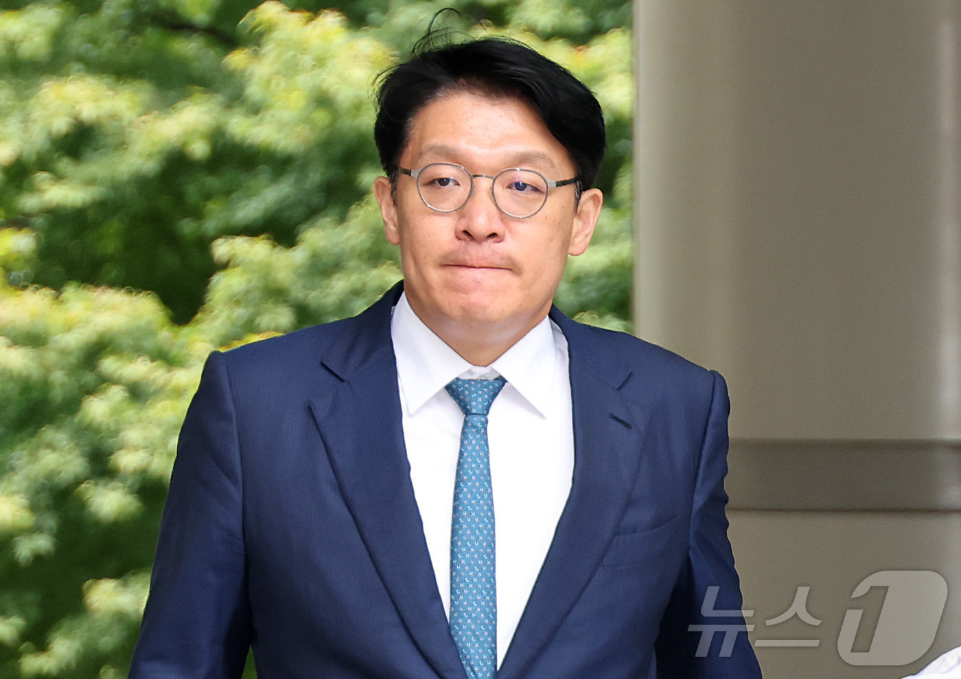 (서울=뉴스1) 박정호 기자 = 김건희 여사가 연루된 '공천 청탁' 의혹의 핵심 인물 김상민 전 부장검사가 17일 오후 서울 서초구 서초동 서울중앙지방법원에서 열린 구속 전 피의자 …