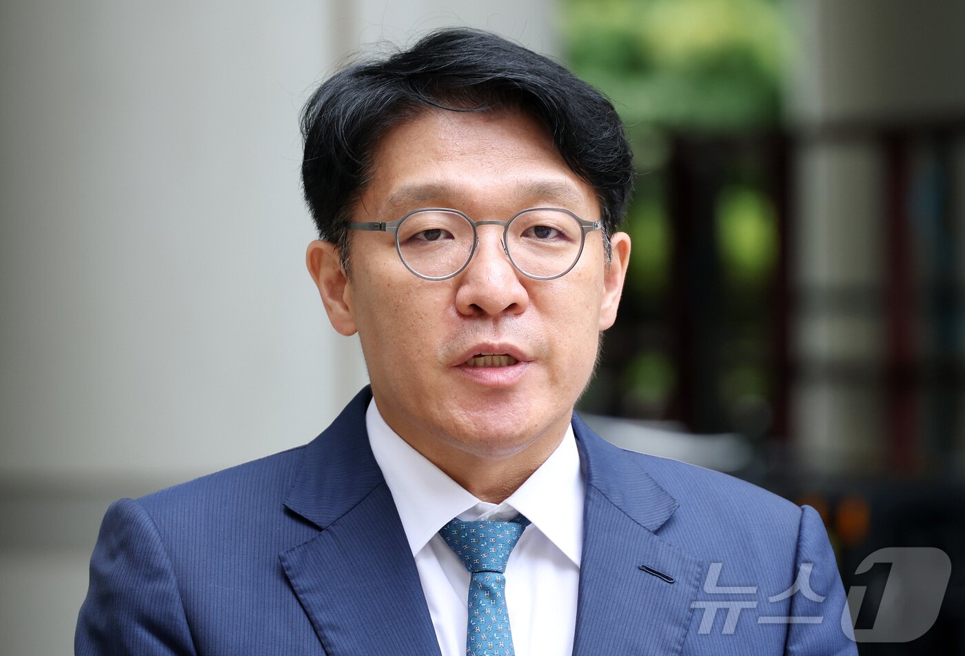 본문 이미지 - 김건희 여사가 연루된 &#39;공천 청탁&#39; 의혹의 핵심 인물 김상민 전 부장검사가 17일 오후 서울 서초구 서초동 서울중앙지방법원에서 열린 구속 전 피의자 심문&#40;영장실질심사&#41;에 출석하며 취재진의 질문에 답하고 있다. &#40;공동취재&#41; 2025.9.17/뉴스1 ⓒ News1 박정호 기자