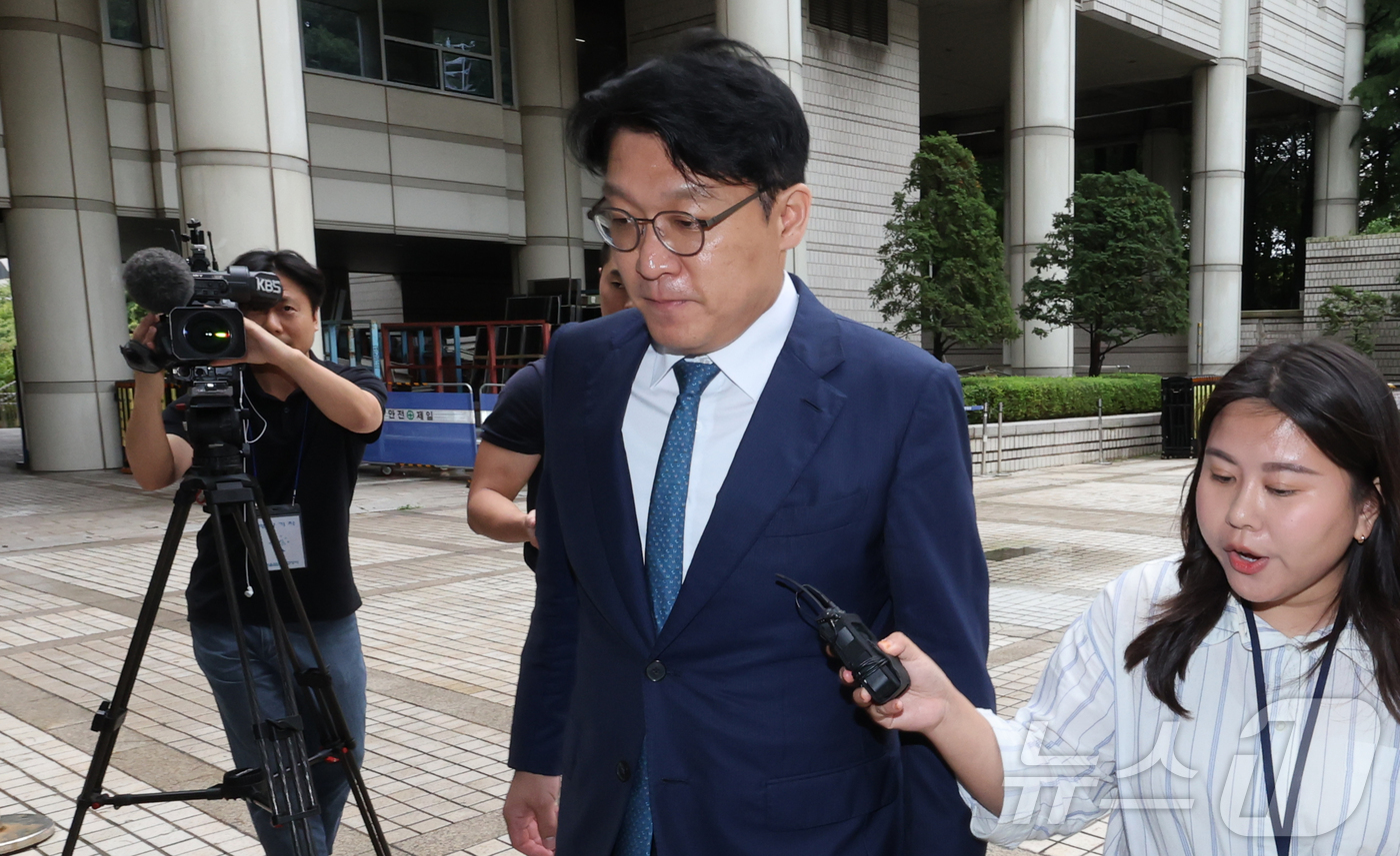 (서울=뉴스1) 박정호 기자 = 김건희 여사가 연루된 '공천 청탁' 의혹의 핵심 인물 김상민 전 부장검사가 17일 오후 서울 서초구 서초동 서울중앙지방법원에서 열린 구속 전 피의자 …