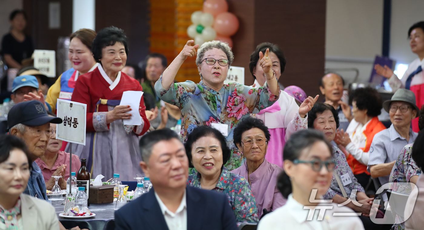 (대구=뉴스1) 공정식 기자 = 추석 명절을 앞두고 17일 대구 중구청 대강당에서 열린 '어르신 큰사랑 효잔치'를 찾은 어르신이 축하공연 관람 도중 흥에 겨우 덩실덩실 춤을 추고 …