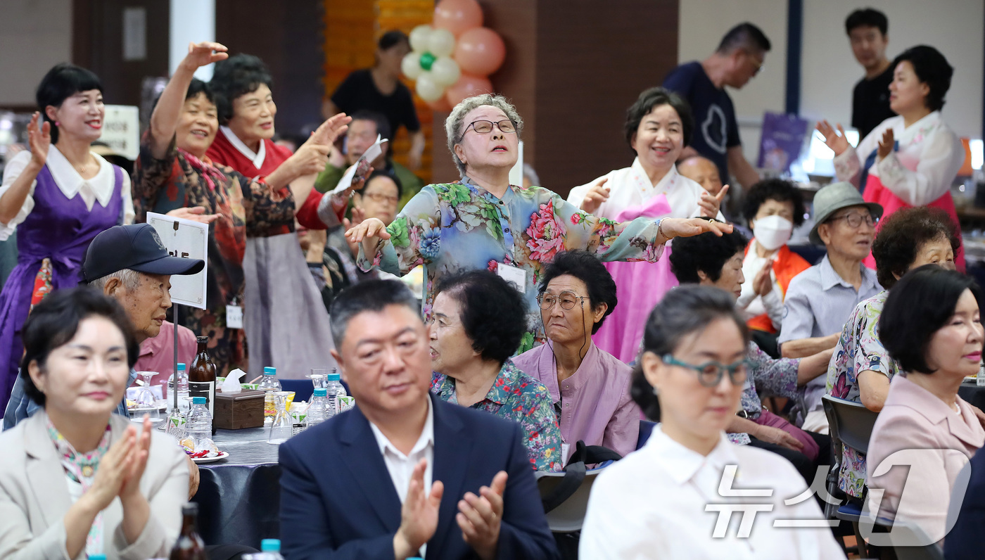 (대구=뉴스1) 공정식 기자 = 추석 명절을 앞두고 17일 대구 중구청 대강당에서 열린 '어르신 큰사랑 효잔치'를 찾은 어르신이 축하공연 관람 도중 흥에 겨우 덩실덩실 춤을 추고 …