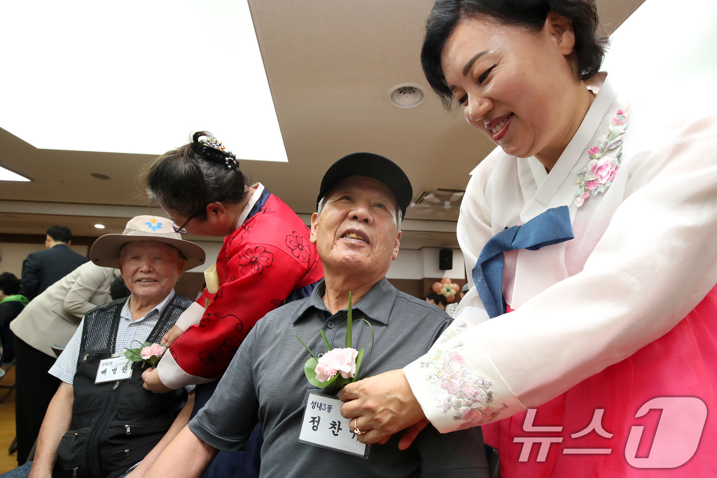 (대구=뉴스1) 공정식 기자 = 추석 명절을 앞두고 17일 대구 중구청 대강당에서 열린 '어르신 큰사랑 효잔치'에서 여성단체협의회원들이 어르신 가슴에 카네이션을 달아주고 있다.대구 …