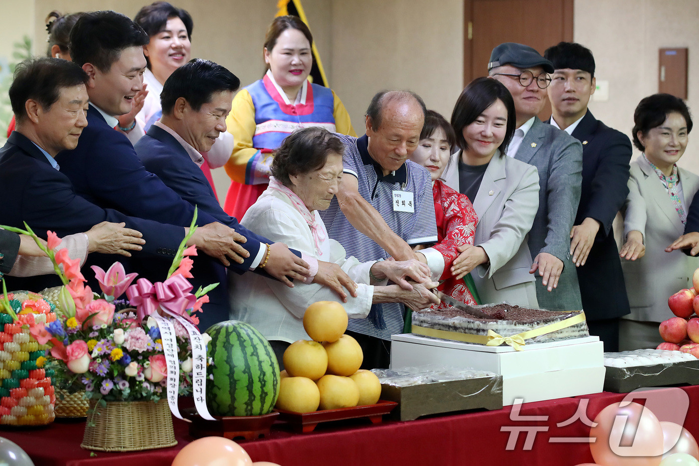 (대구=뉴스1) 공정식 기자 = 추석 명절을 앞두고 17일 대구 중구청 대강당에서 열린 '어르신 큰사랑 효잔치'에서 참석자들이 어르신들의 건강을 기원하며 시루떡을 자르고 있다.대구 …