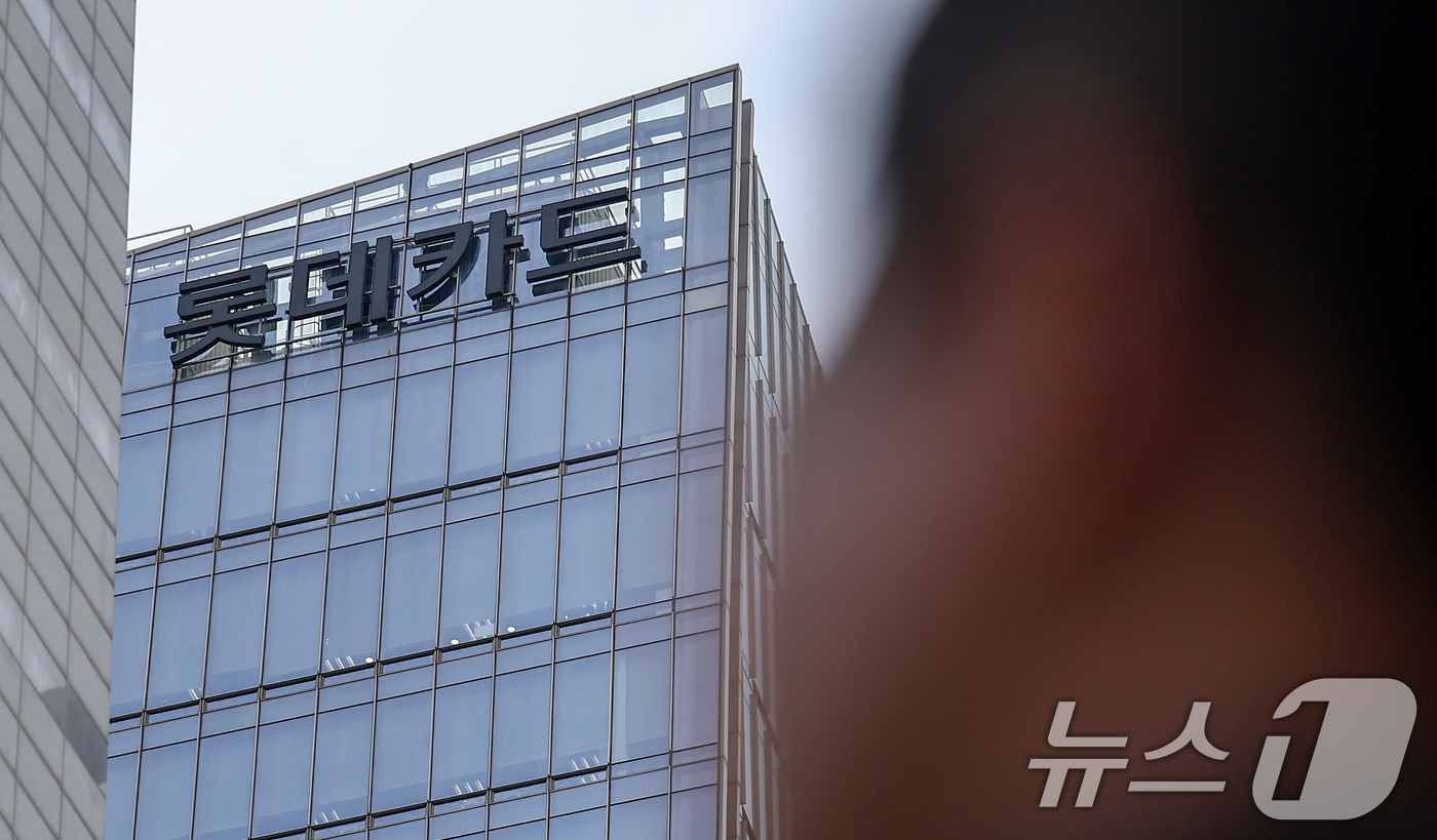 (서울=뉴스1) 김성진 기자 = 회원 960만여명을 보유한 롯데카드의 '해킹 사고' 피해 규모가 예상보다 훨씬 큰 것으로 파악되면서 파장이 커지고 있다.17일 금융권에 따르면 롯데 …