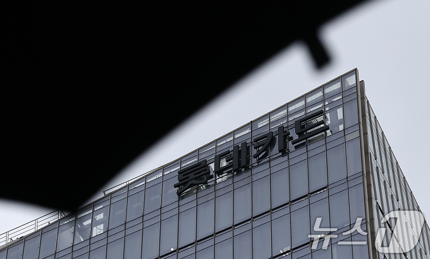 (서울=뉴스1) 김성진 기자 = 회원 960만여명을 보유한 롯데카드의 '해킹 사고' 피해 규모가 예상보다 훨씬 큰 것으로 파악되면서 파장이 커지고 있다.17일 금융권에 따르면 롯데 …