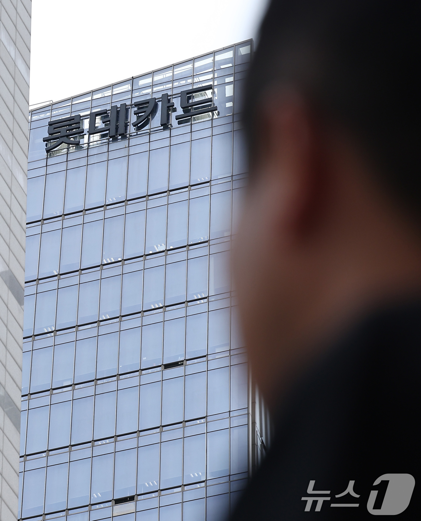 (서울=뉴스1) 김성진 기자 = 회원 960만여명을 보유한 롯데카드의 '해킹 사고' 피해 규모가 예상보다 훨씬 큰 것으로 파악되면서 파장이 커지고 있다.17일 금융권에 따르면 롯데 …