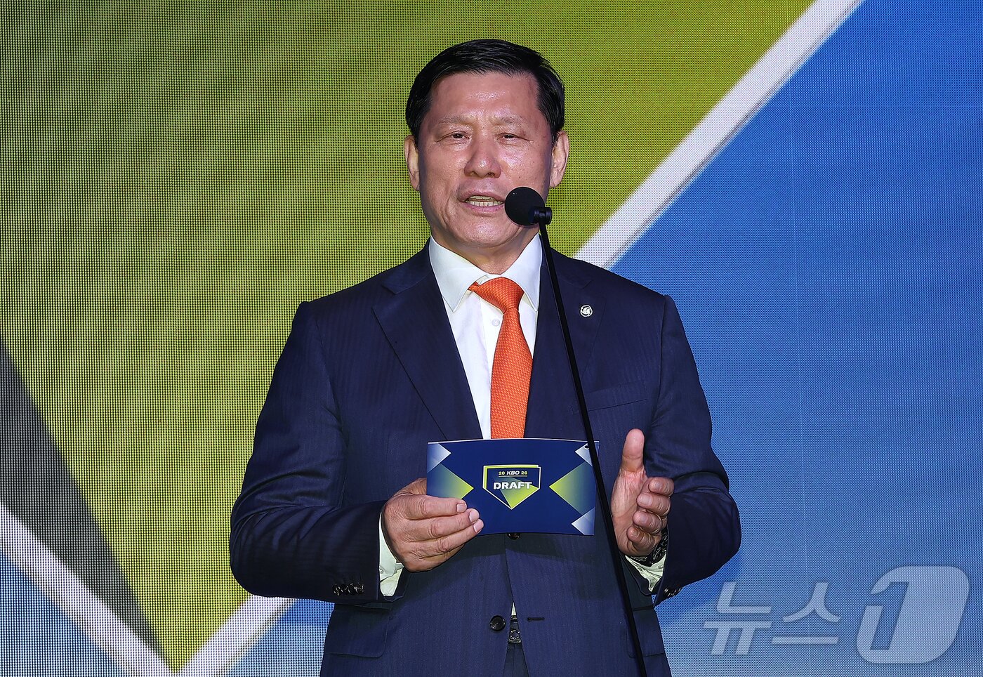 본문 이미지 - 허구연 KBO 총재가 17일 오후 서울 송파구 롯데호텔 월드에서 열린 ‘2026 KBO 신인 드래프트’에서 인사말을 하고 있다. 2025.9.17/뉴스1 ⓒ News1 김진환 기자