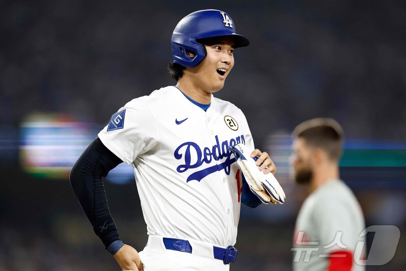 본문 이미지 - LA 다저스 오타니 쇼헤이는 17일(한국시간) 열린 2025 메이저리그 필라델피아 필리스와 홈 경기에 선발 등판해 5이닝 1볼넷 5탈삼진 무실점 호투를 펼쳤다. 타자로도 홈런을 터뜨려 2시즌 연속 50홈런을 달성했다. ⓒ AFP=뉴스1