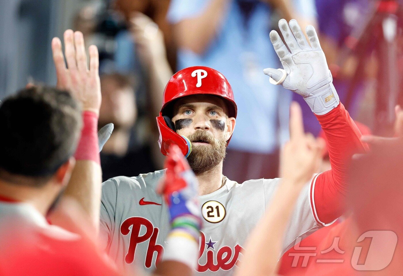 본문 이미지 - 필라델피아 필리스는 17일(한국시간) 열린 2025 메이저리그 LA 다저스와 원정 경기에서 홈런 세 방을 터뜨려 9-6으로 이겼다. ⓒ AFP=뉴스1
