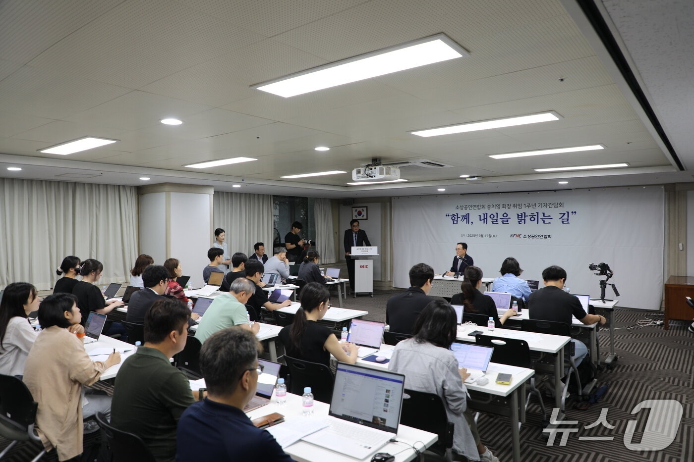 본문 이미지 - 송치영 소상공인연합회장이 17일 서울 여의도 중소기업중앙회에서 열린 취임 1주년 기자간담회에서 발언하고 있다. &#40;소상공인연합회 제공. 재판매 및 DB금지&#41;