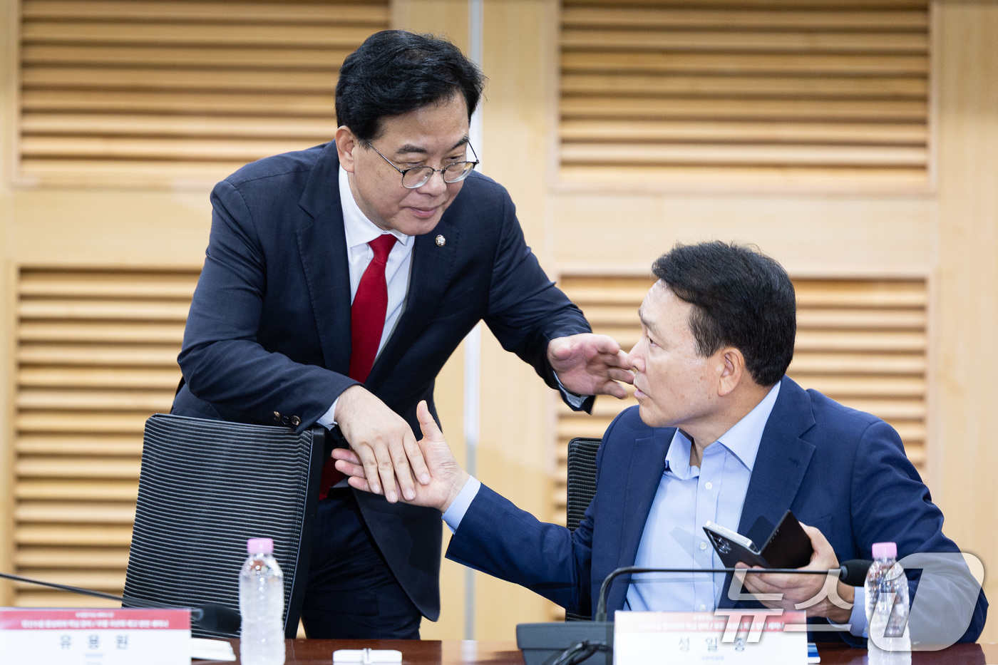 (서울=뉴스1) 유승관 기자 = 송언석 국민의힘 원내대표와 성일종 국회 국방위원장이 17일 서울 여의도 국회 의원회관에서 열린 방산수출 활성화와 핵심장비/부품 국산화 제고 방안 세 …