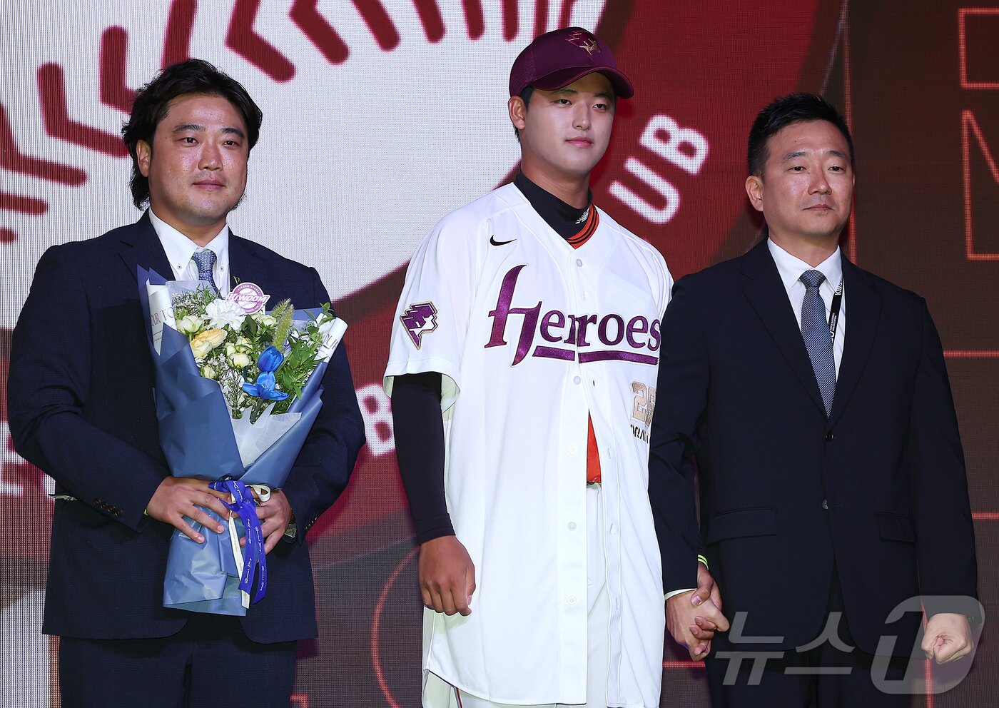 본문 이미지 - 17일 오후 서울 송파구 롯데호텔 월드에서 열린 ‘2026 KBO 신인 드래프트’에서 1라운드 1순위로 키움 히어로즈에 선발된 박준현이 아버지 박석민 전 코치와 기념 촬영을 하고 있다. 2025.9.17/뉴스1 ⓒ News1 김진환 기자
