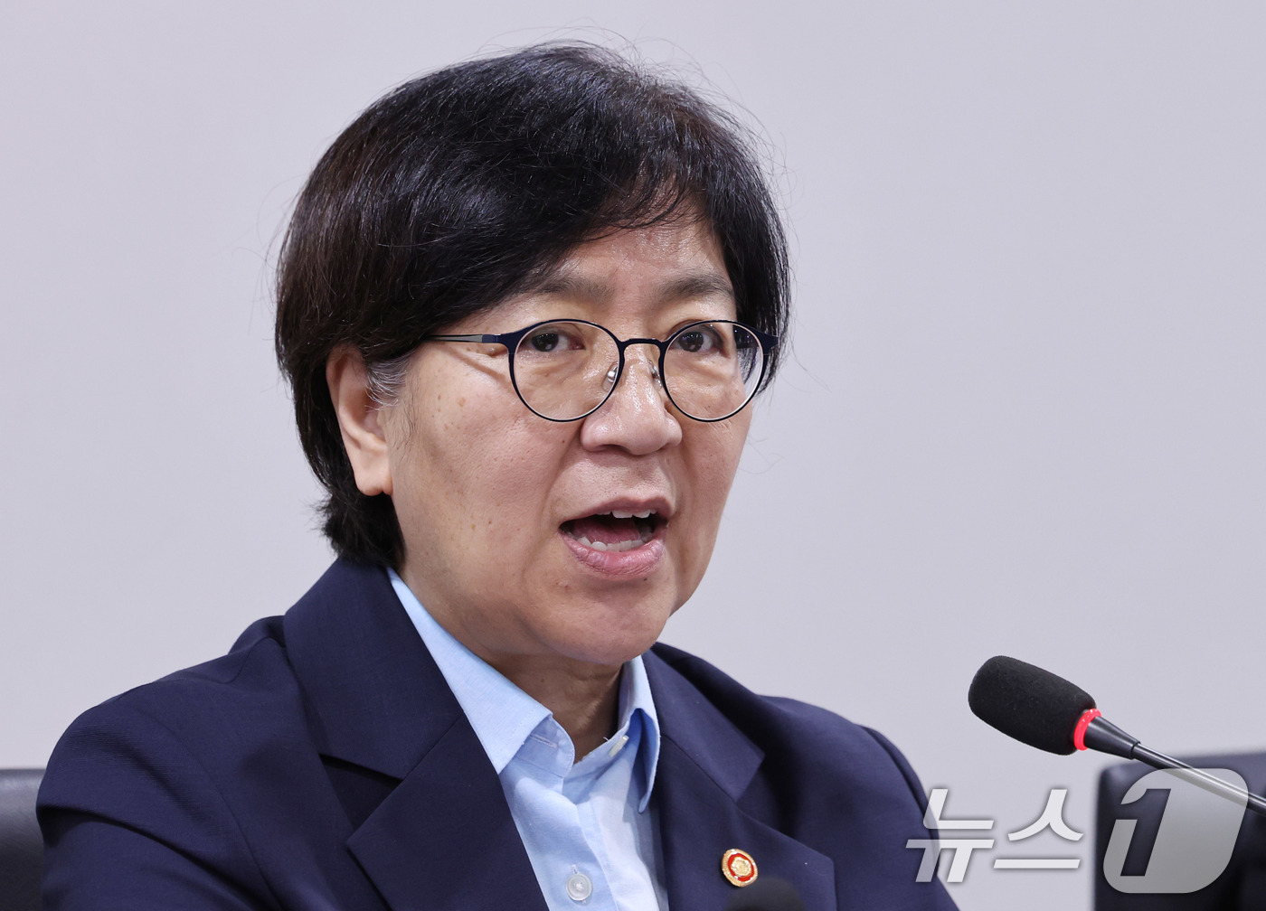 (서울=뉴스1) 박지혜 기자 = 정은경 보건복지부 장관이 17일 서울 중구 아동권리보장원에서 열린 제1차 입양정책위원회 회의에서 모두 발언을 하고 있다.보건복지부가 아동 중심의 공 …