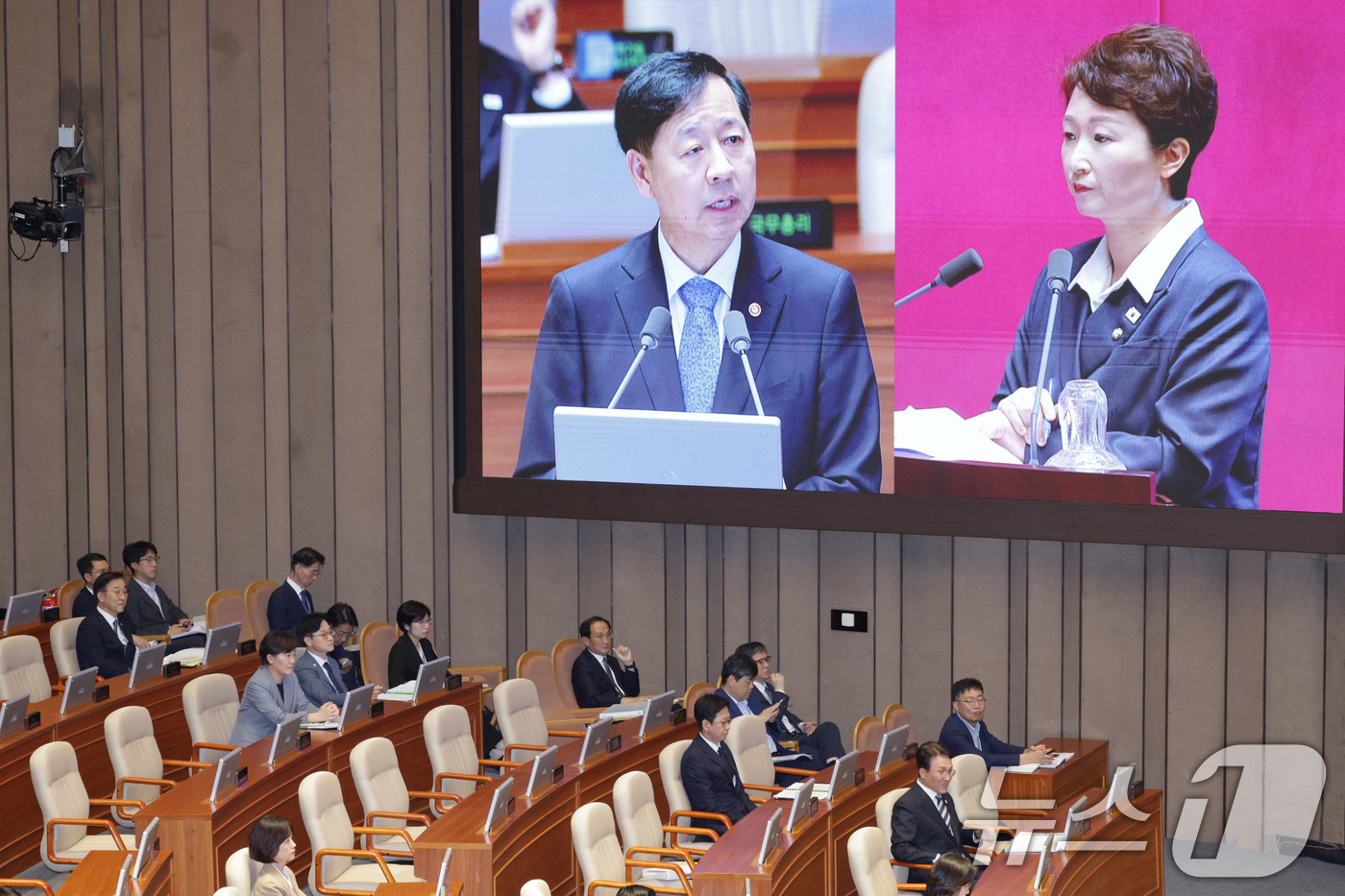 (서울=뉴스1) 신웅수 기자 = 구윤철 경제부총리 겸 기획재정부 장관이 17일 오후 서울 여의도 국회에서 열린 제429회국회(정기회) 제7차 본회의에서 이언주 더불어민주당 의원의 …