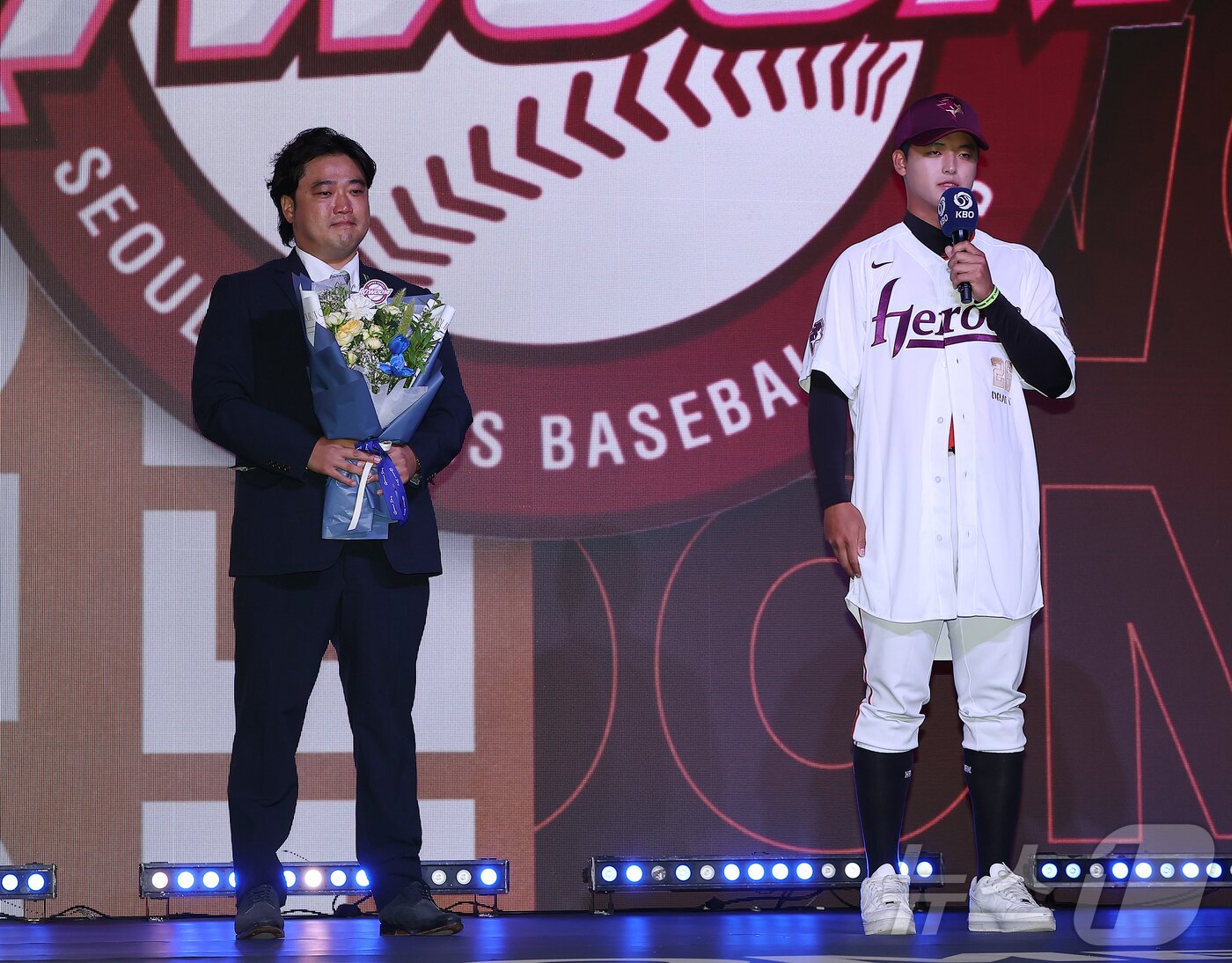 본문 이미지 - 17일 오후 서울 송파구 롯데호텔 월드에서 열린 ‘2026 KBO 신인 드래프트’에서 1라운드 1순위로 키움 히어로즈에 선발된 박준현이 소감을 말하고 있다. 2025.9.17/뉴스1 ⓒ News1 김진환 기자