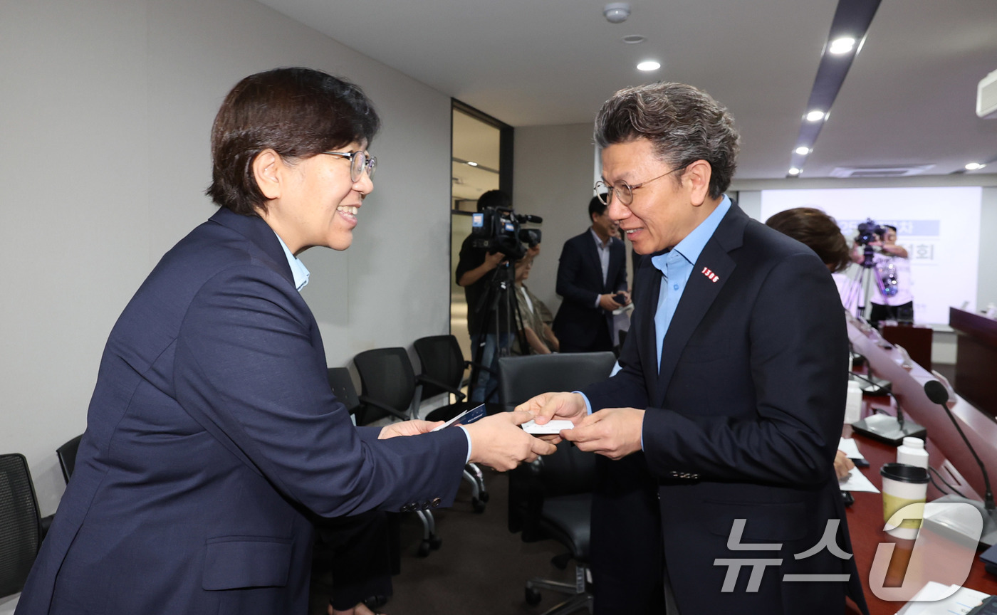 (서울=뉴스1) 박지혜 기자 = 정은경 보건복지부 장관이 17일 서울 중구 아동권리보장원에서 열린 제1차 입양정책위원회 회의에서 오창화 전국입양가족연대 대표와 인사를 나누고 있다. …