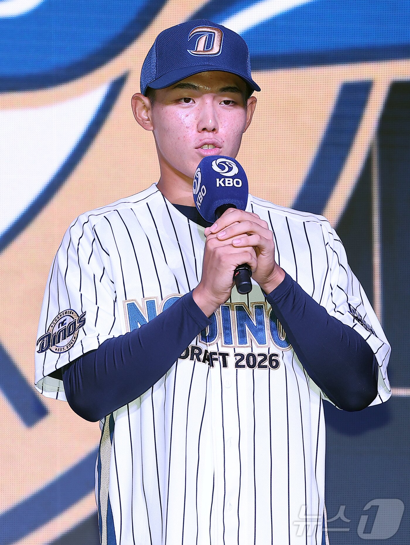 본문 이미지 - 17일 오후 서울 송파구 롯데호텔 월드에서 열린 ‘2026 KBO 신인 드래프트’에서 1라운드 2순위로 NC 다이노스에 선발된 신재인이 기념 촬영을 하고 있다. 2025.9.17/뉴스1 ⓒ News1 김진환 기자