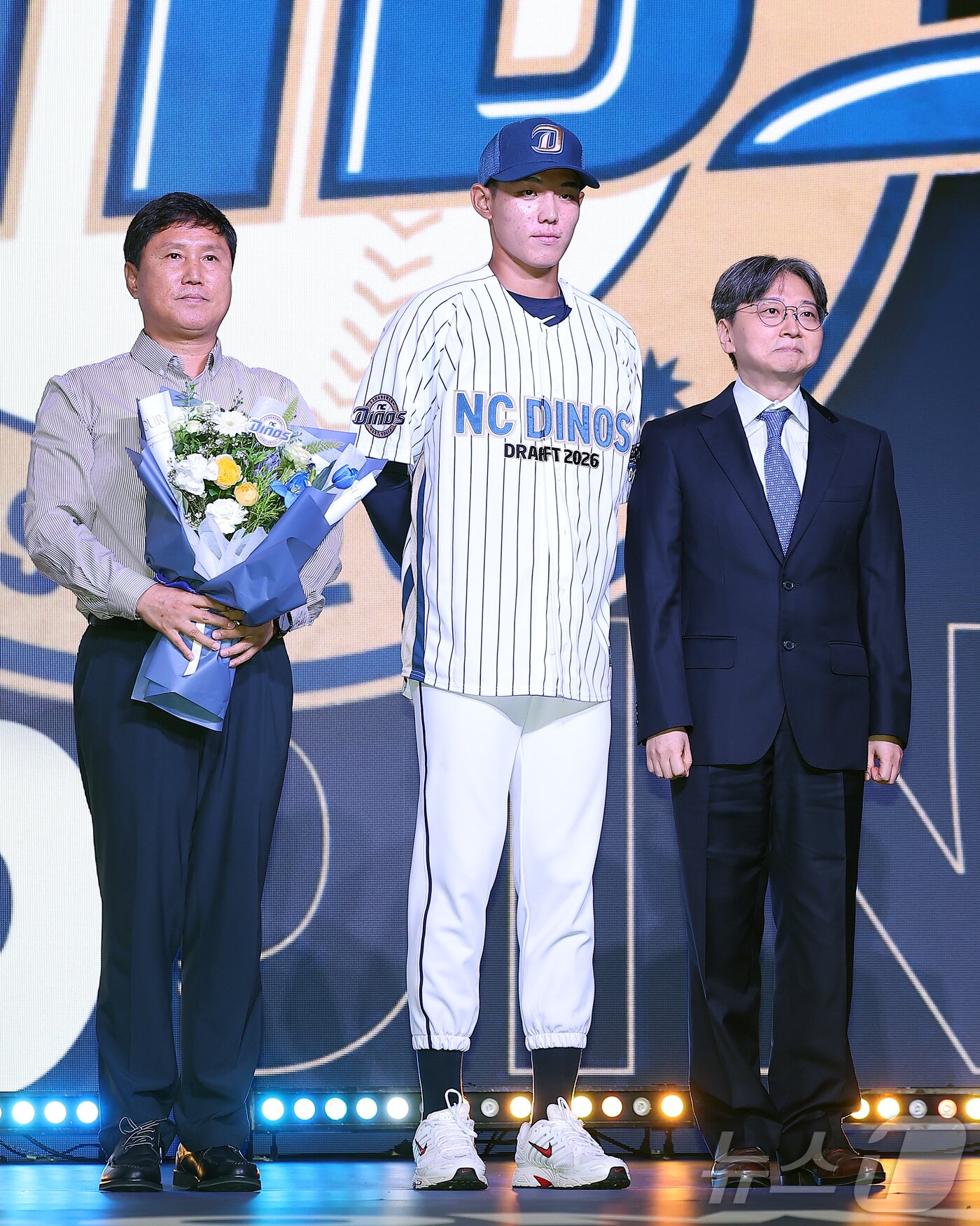 본문 이미지 - 17일 오후 서울 송파구 롯데호텔 월드에서 열린 ‘2026 KBO 신인 드래프트’에서 1라운드 2순위로 NC 다이노스에 선발된 신재인이 기념 촬영을 하고 있다. 2025.9.17/뉴스1 ⓒ News1 김진환 기자