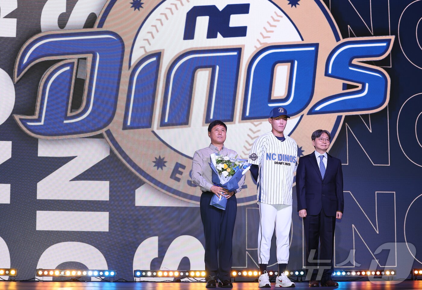 본문 이미지 - 17일 오후 서울 송파구 롯데호텔 월드에서 열린 ‘2026 KBO 신인 드래프트’에서 1라운드 2순위로 NC 다이노스에 선발된 신재인이 기념 촬영을 하고 있다. 2025.9.17/뉴스1 ⓒ News1 김진환 기자