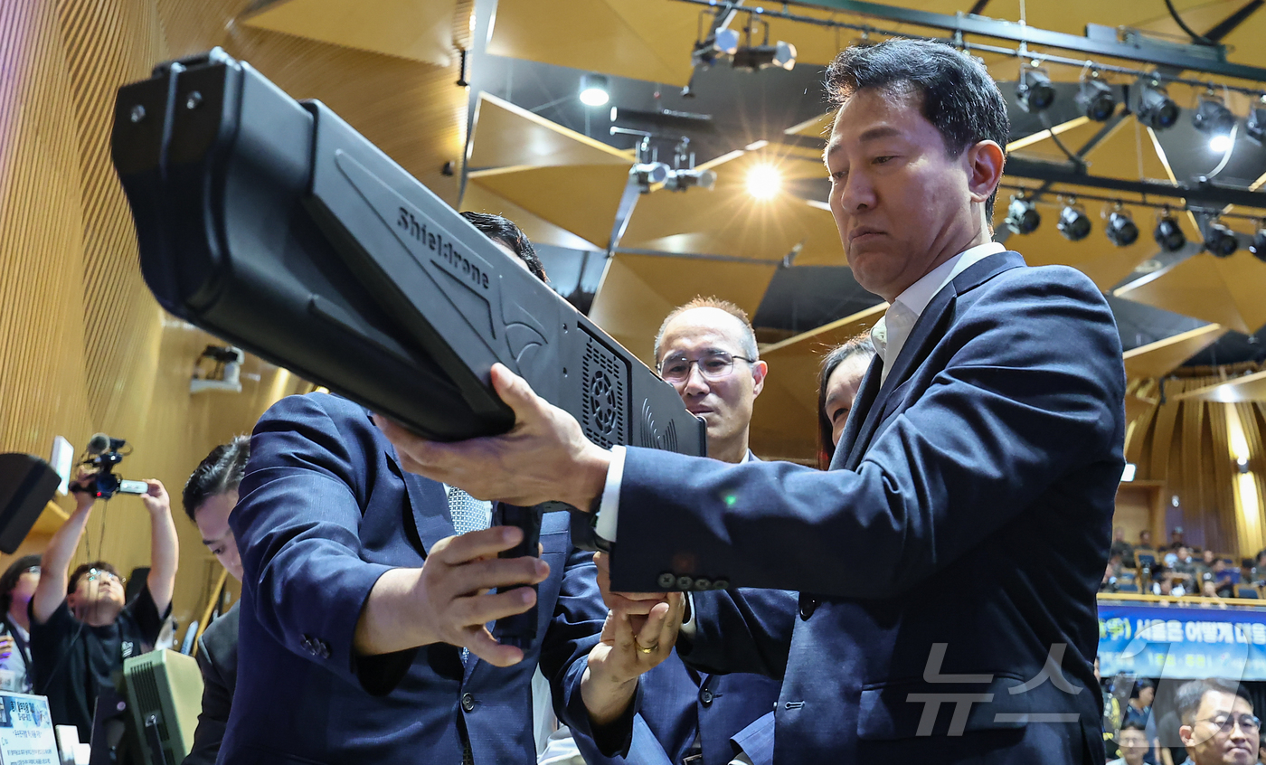(서울=뉴스1) 김도우 기자 = 오세훈 서울시장이 17일 서울시청에서 열린 '제5차 서울시 안보포럼'에 참석해 대드론 장비를 살펴보고 있다. 2025.9.17/뉴스1