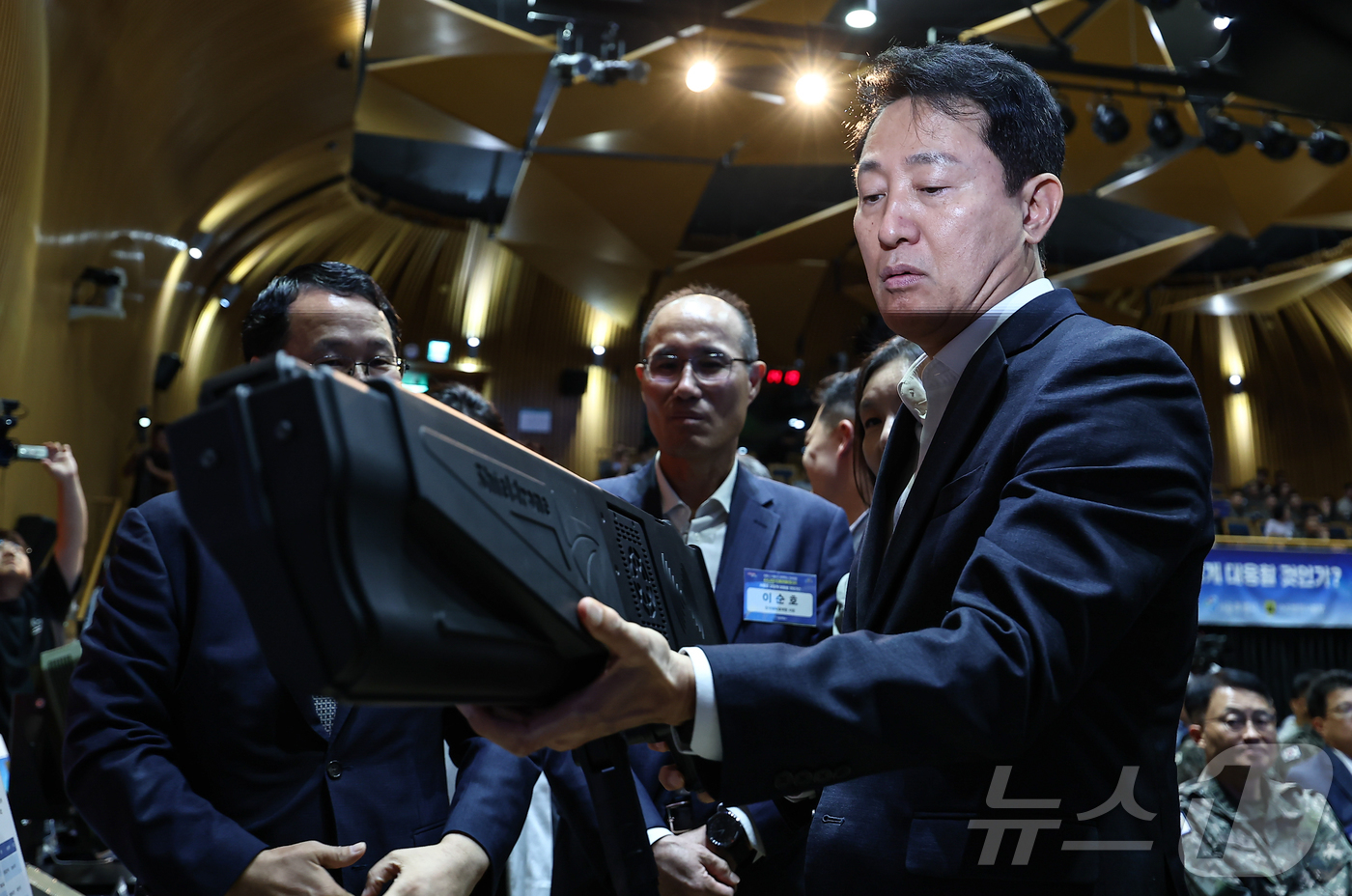 (서울=뉴스1) 김도우 기자 = 오세훈 서울시장이 17일 서울시청에서 열린 '제5차 서울시 안보포럼'에 참석해 대드론 장비를 살펴보고 있다. 2025.9.17/뉴스1