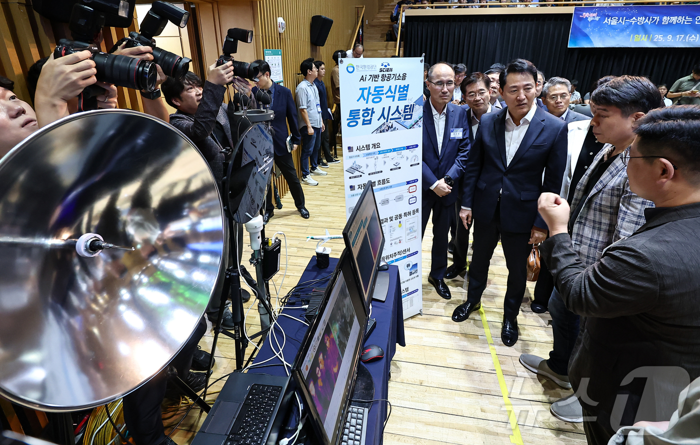 (서울=뉴스1) 김도우 기자 = 오세훈 서울시장이 17일 서울시청에서 열린 '제5차 서울시 안보포럼'에 참석해 대드론 장비를 살펴보고 있다. 2025.9.17/뉴스1