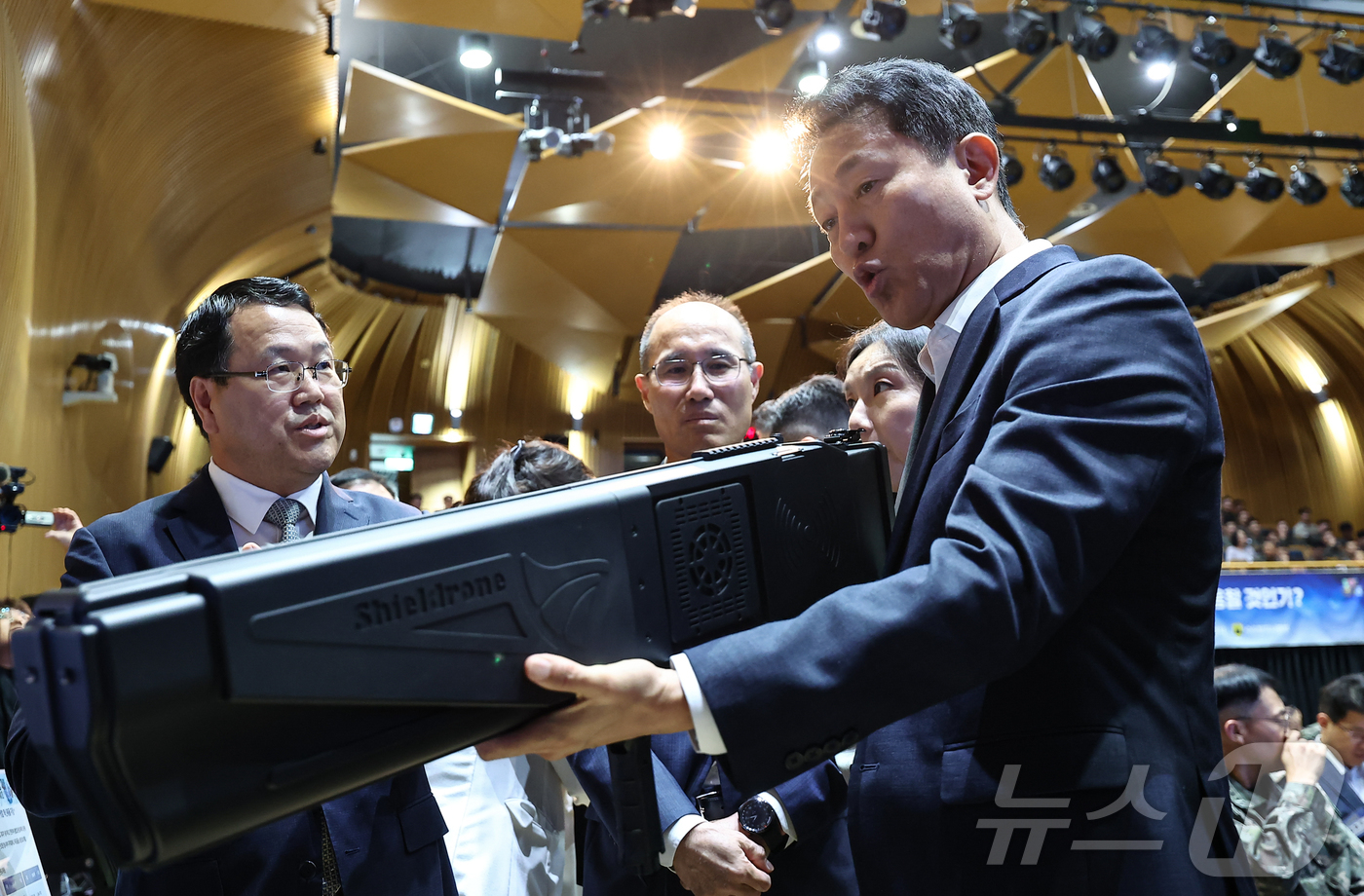 (서울=뉴스1) 김도우 기자 = 오세훈 서울시장이 17일 서울시청에서 열린 '제5차 서울시 안보포럼'에 참석해 대드론 장비를 살펴보고 있다. 2025.9.17/뉴스1