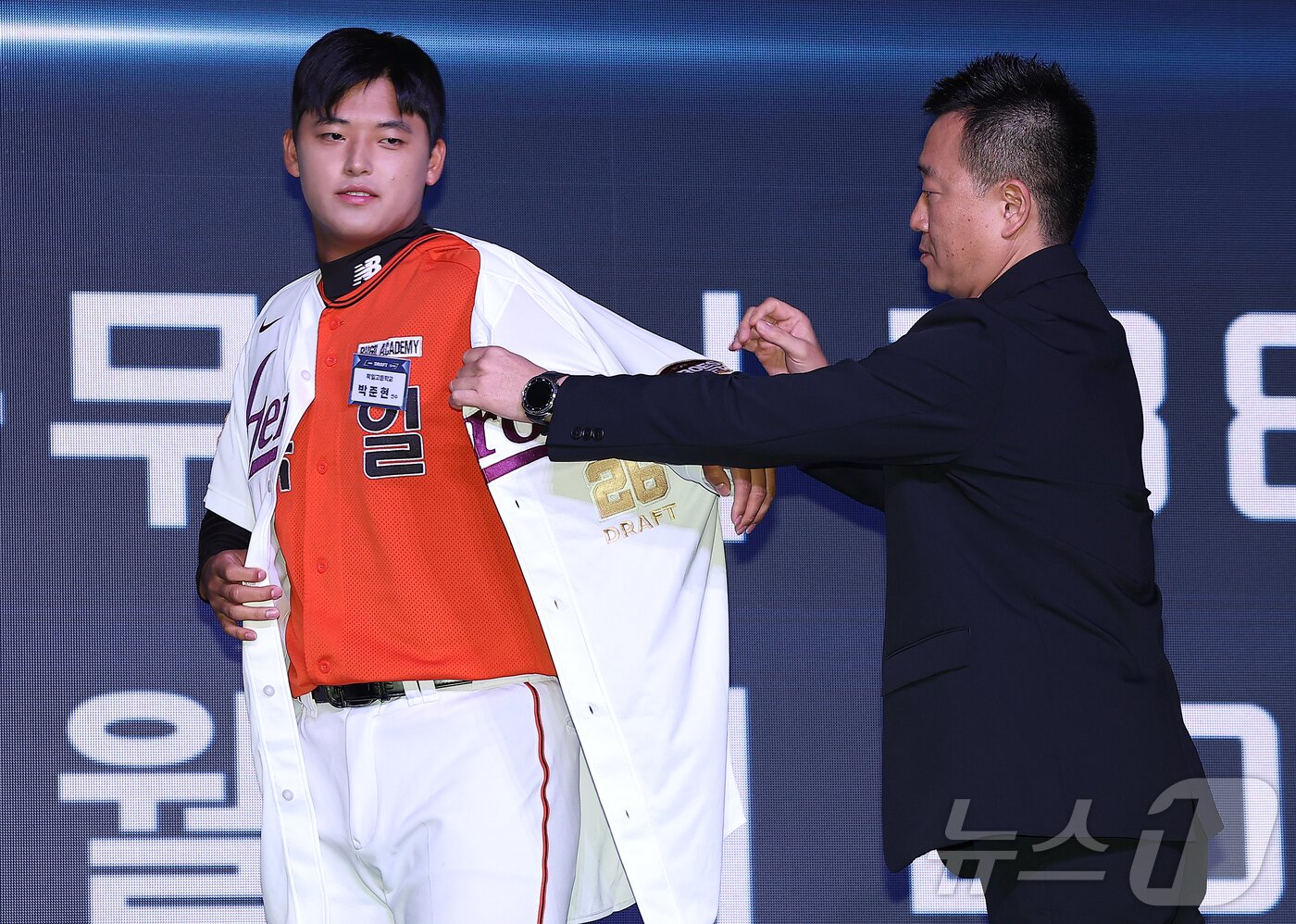본문 이미지 - 17일 오후 서울 송파구 롯데호텔 월드에서 열린 ‘2026 KBO 신인 드래프트’에서 1라운드 1순위로 키움 히어로즈에 선발된 박준현이 유니폼을 입고 있다. 2025.9.17/뉴스1 ⓒ News1 김진환 기자