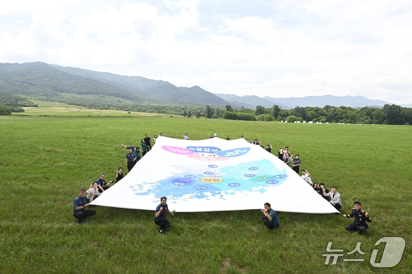 본문 이미지 - 전북 남원시 운봉읍 소재 제2중앙경찰학교 후보지에서 남원시 및 경찰 관계자들이 &#39;영호남 중심지 남원&#39;을 부각하는 대형 플래카드를 펼쳐 보이는 퍼포먼스를 하고 있다.&#40;남원시 제공. 재판매 및 DB금지&#41;/뉴스1  