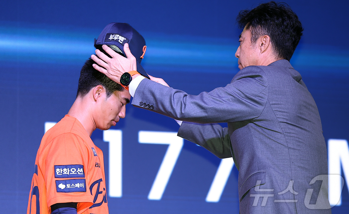 (서울=뉴스1) 김진환 기자 = 17일 오후 서울 송파구 롯데호텔 월드에서 열린 ‘2026 KBO 신인 드래프트’에서 1라운드 3순위로 한화 이글스에 선발된 오재원이 모자를 쓰고 …