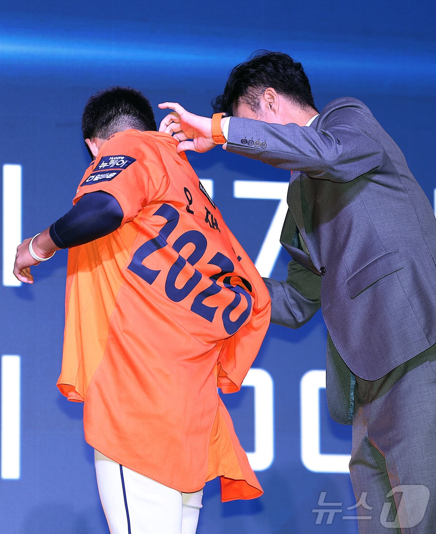 본문 이미지 - 17일 오후 서울 송파구 롯데호텔 월드에서 열린 ‘2026 KBO 신인 드래프트’에서 1라운드 3순위로 한화 이글스에 선발된 오재원이 자신의 이름이 새겨진 유니폼을 입고 있다. 2025.9.17/뉴스1 ⓒ News1 김진환 기자