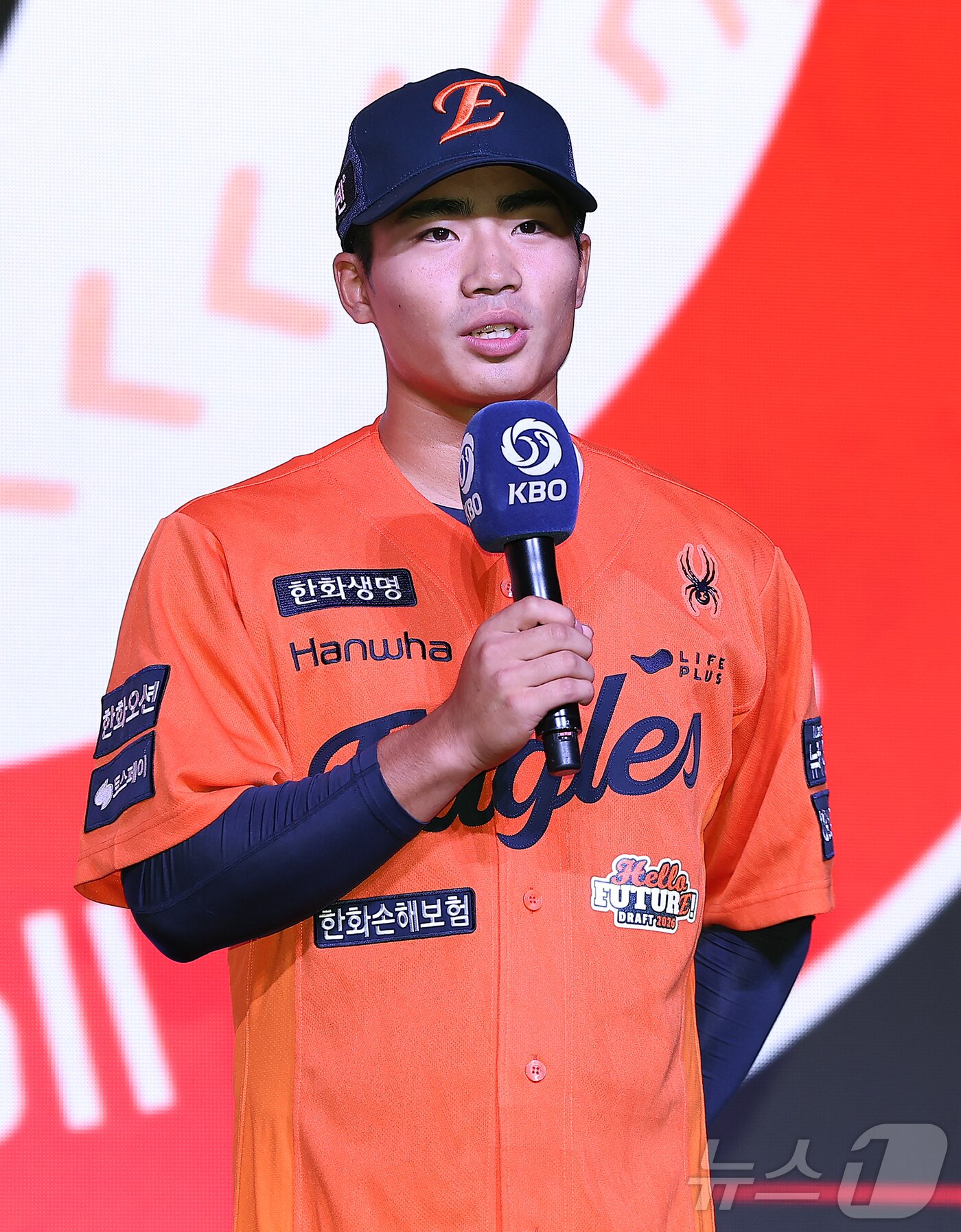 본문 이미지 - 17일 오후 서울 송파구 롯데호텔 월드에서 열린 ‘2026 KBO 신인 드래프트’에서 1라운드 3순위로 한화 이글스에 선발된 오재원이 소감을 말하고 있다. 2025.9.17/뉴스1 ⓒ News1 김진환 기자