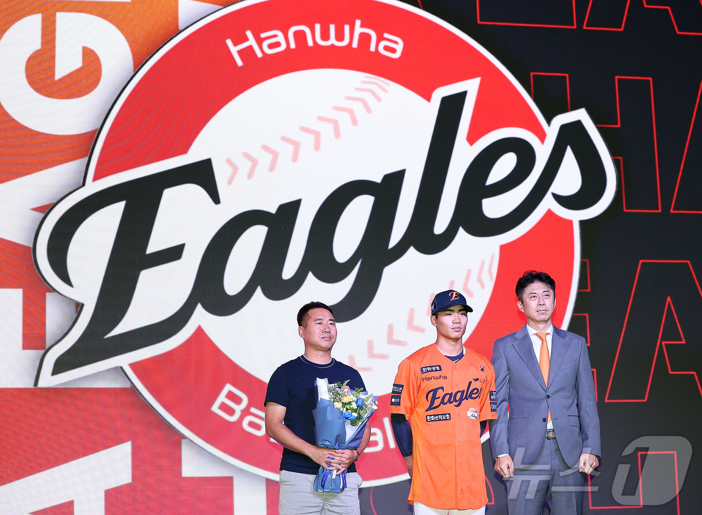(서울=뉴스1) 김진환 기자 = 17일 오후 서울 송파구 롯데호텔 월드에서 열린 ‘2026 KBO 신인 드래프트’에서 1라운드 3순위로 한화 이글스에 선발된 오재원이 아버지와 기념 …