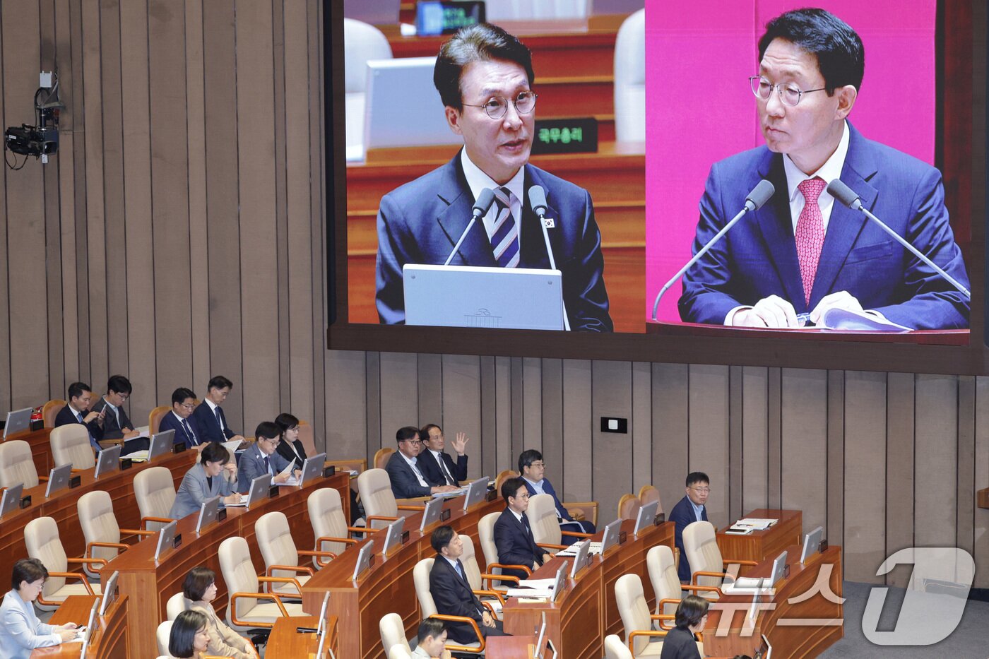 본문 이미지 - 김민석 국무총리가 17일 오후 서울 여의도 국회에서 열린 제429회국회&#40;정기회&#41; 제7차 본회의에서 김상훈 국민의힘 의원의 경제에 관한 질문에 답변하고 있다. 2025.9.17/뉴스1 ⓒ News1 신웅수 기자