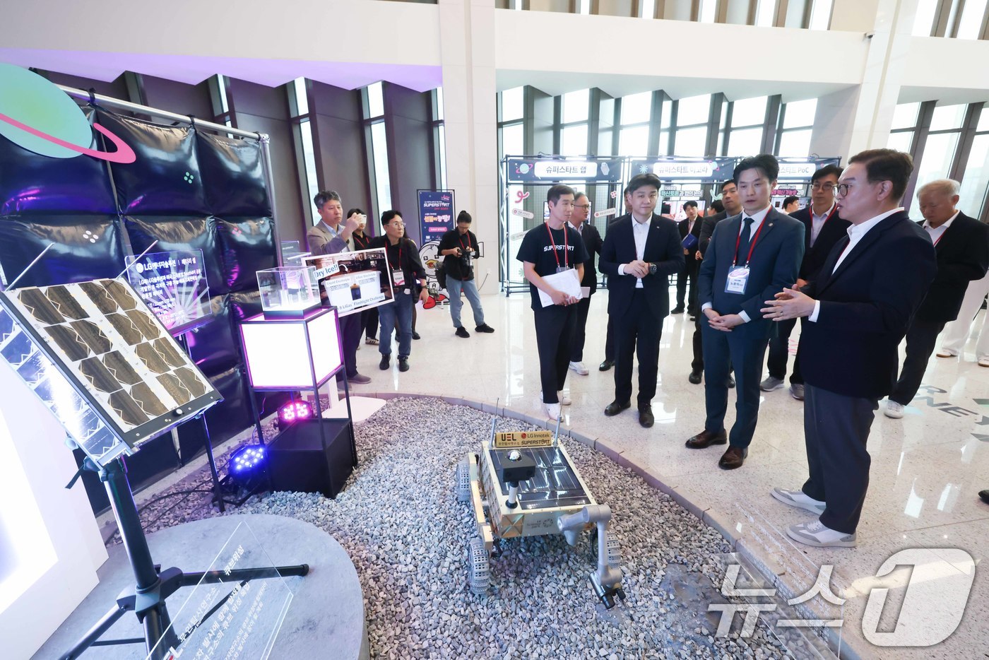 (서울=뉴스1) = 17일 서울 마곡 LG사이언스파크에서 진행된 슈퍼스타트 데이 2025 행사에서 정수헌 LG사이언스파크 대표(앞줄 오른쪽부터), 노용석 중소벤처기업부 차관, 조남 …