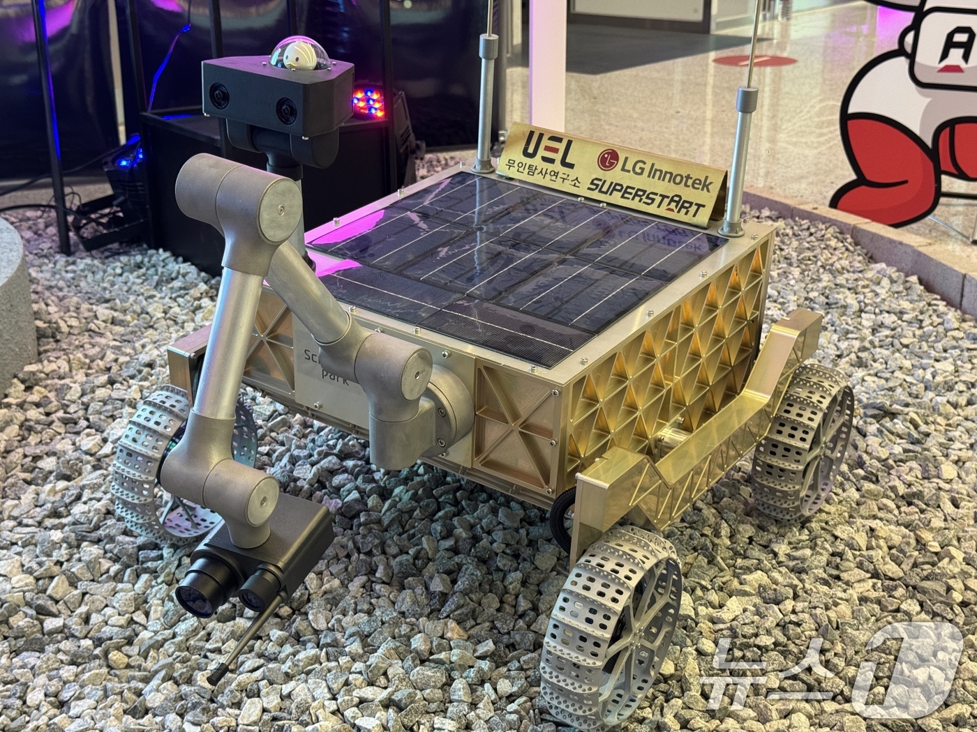 (서울=뉴스1) = LG는 17일 서울 마곡 LG사이언스파크에서 이틀간 슈퍼스타트 데이 2025 행사가 개최된다고 밝혔다.사진은 LG의 카메라 모듈, 배터리 셀, 통신 모듈용 안테 …