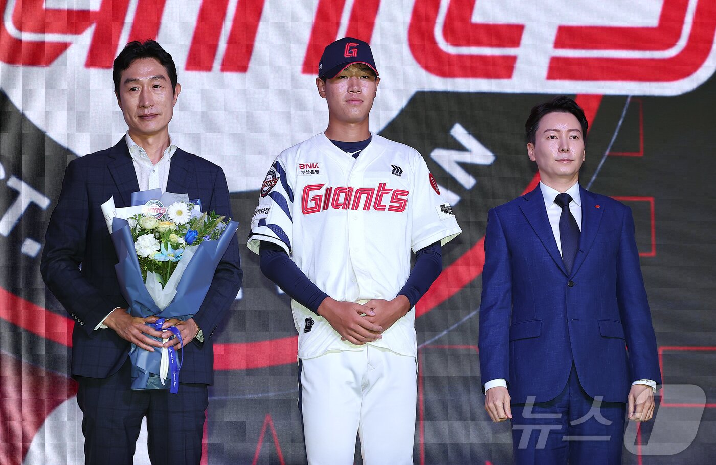 본문 이미지 - 17일 오후 서울 송파구 롯데호텔 월드에서 열린 ‘2026 KBO 신인 드래프트’에서 1라운드 4순위로 롯데 자이언츠에 선발된 신동건이 이버지와 함께 기념 촬영을 하고 있다. 2025.9.17 ⓒ 뉴스1 김진환 기자
