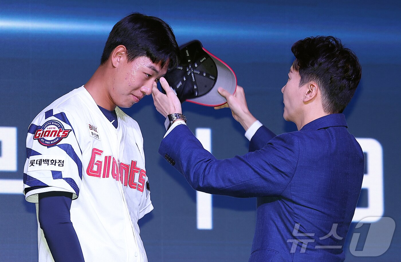 본문 이미지 - 17일 오후 서울 송파구 롯데호텔 월드에서 열린 ‘2026 KBO 신인 드래프트’에서 1라운드 4순위로 롯데 자이언츠에 선발된 신동건이 모자를 쓰고 있다. 2025.9.17/뉴스1 ⓒ News1 김진환 기자