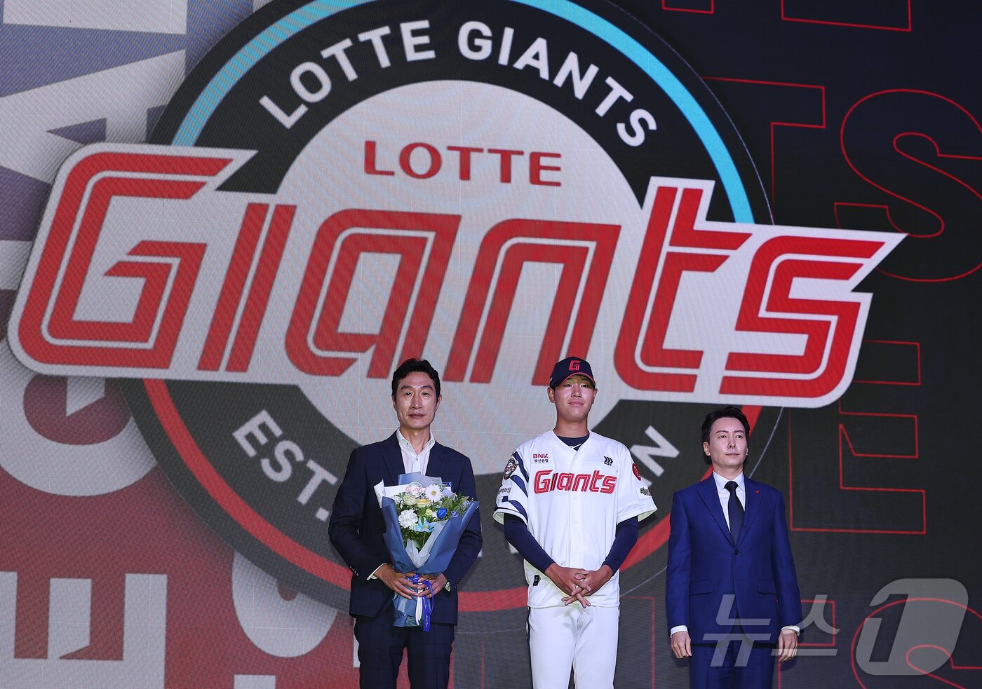 본문 이미지 - 17일 오후 서울 송파구 롯데호텔 월드에서 열린 ‘2026 KBO 신인 드래프트’에서 1라운드 4순위로 롯데 자이언츠에 선발된 신동건이 이버지와 함께 기념 촬영을 하고 있다. 2025.9.17/뉴스1 ⓒ News1 김진환 기자