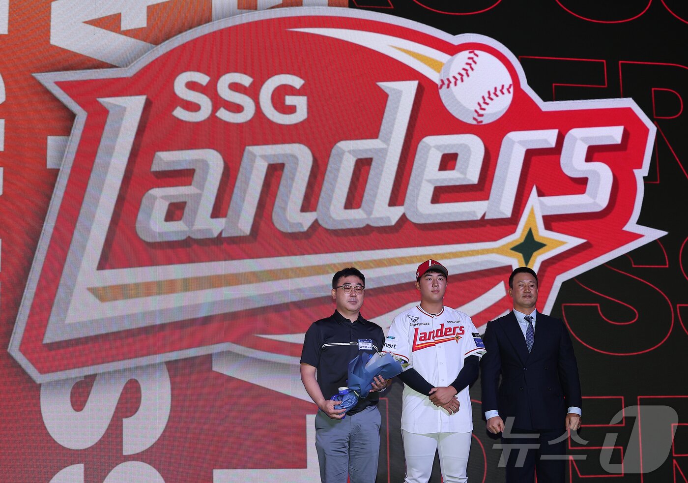 본문 이미지 - 17일 오후 서울 송파구 롯데호텔 월드에서 열린 ‘2026 KBO 신인 드래프트’에서 1라운드 5순위로 SSG 랜더스에 선발된 김민준이 아버지와 기념 촬영을 하고 있다. 2025.9.17/뉴스1 ⓒ News1 김진환 기자