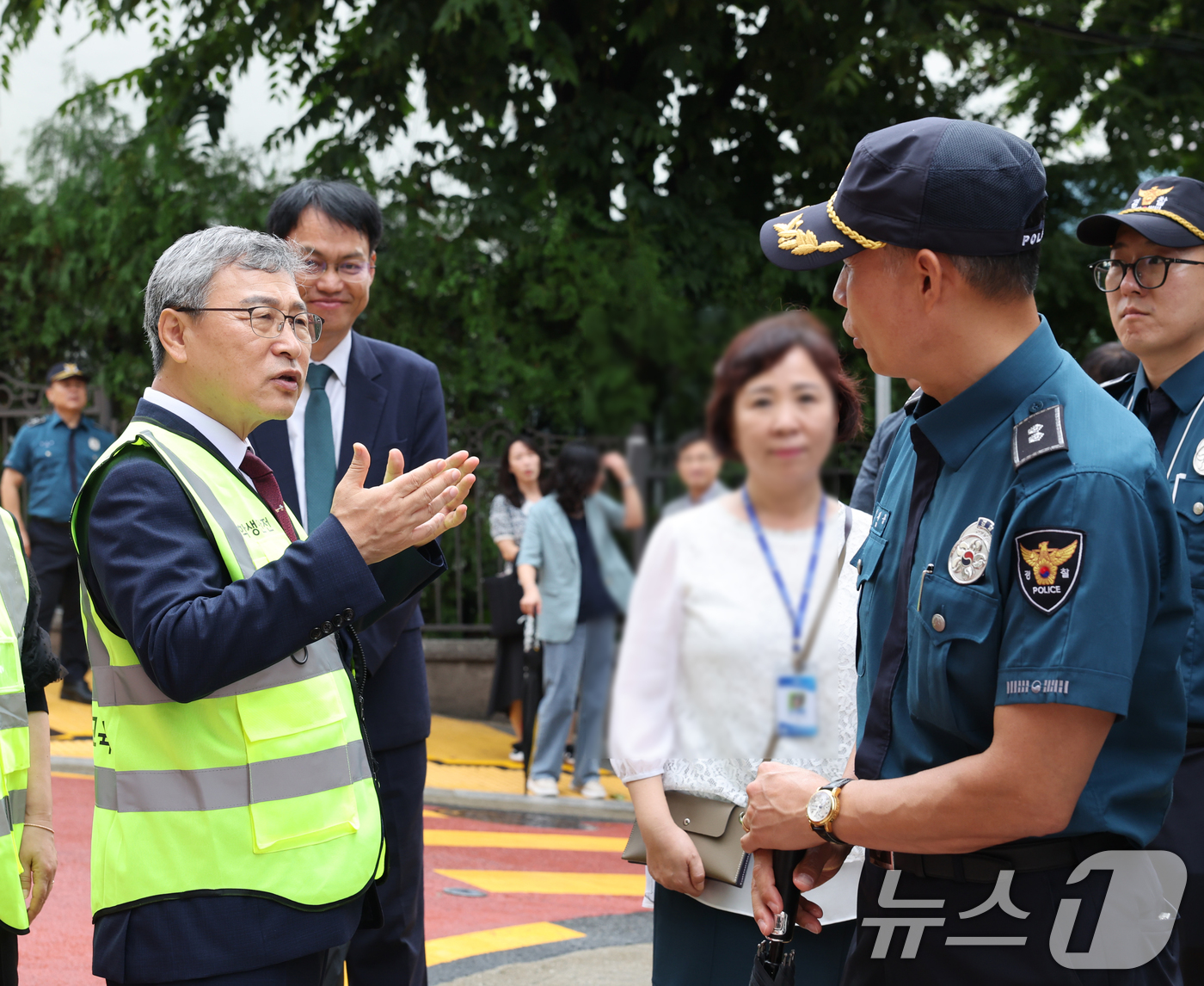 (서울=뉴스1) = 정근식 서울시교육감이 17일 강남경찰서와 함께 서울 강남구 삼릉초등학교 통학로에서 CCTV, 가로등, 사고 위험 구간 및 사각지대 등을 합동 점검하고 있다. ( …