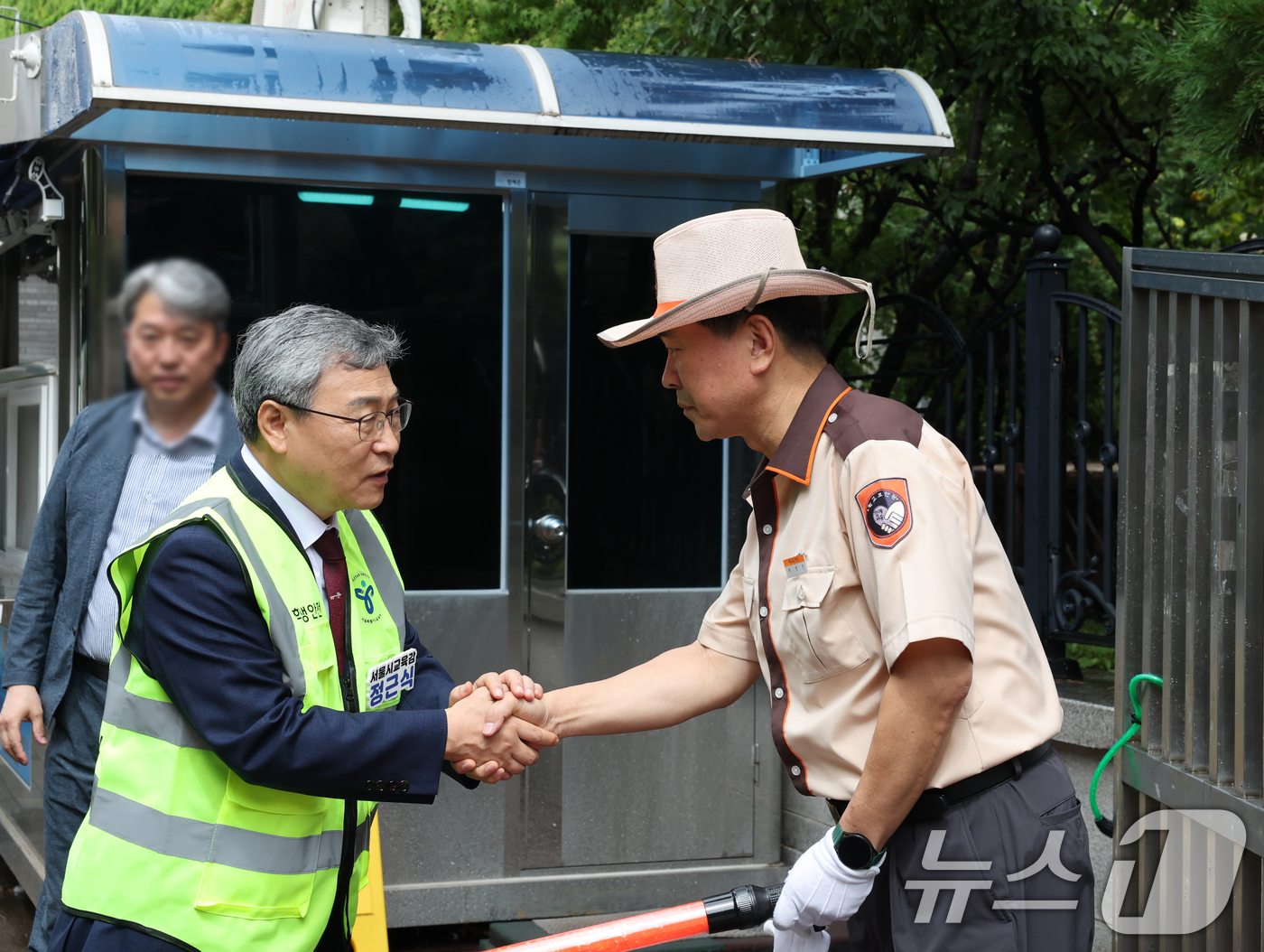 (서울=뉴스1) = 정근식 서울시교육감이 17일 강남경찰서와 함께 서울 강남구 삼릉초등학교 통학로에서 CCTV, 가로등, 사고 위험 구간 및 사각지대 등을 합동 점검하고 학교보안관 …
