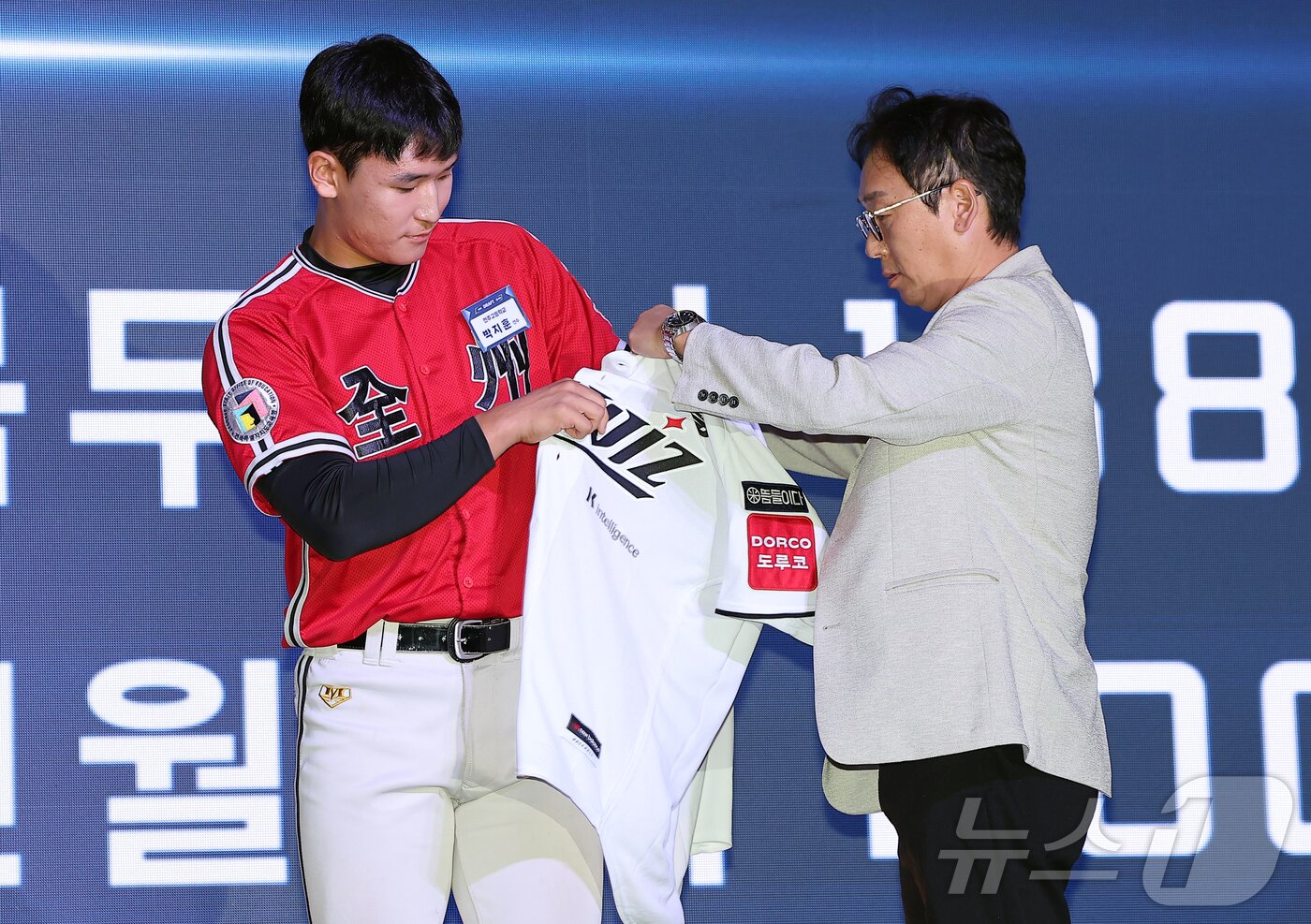 본문 이미지 - 17일 오후 서울 송파구 롯데호텔 월드에서 열린 ‘2026 KBO 신인 드래프트’에서 1라운드 6순위로 kt 위즈에 선발된 박지훈이 유니폼을 착용하고 있다. 2025.9.17/뉴스1 ⓒ News1 김진환 기자